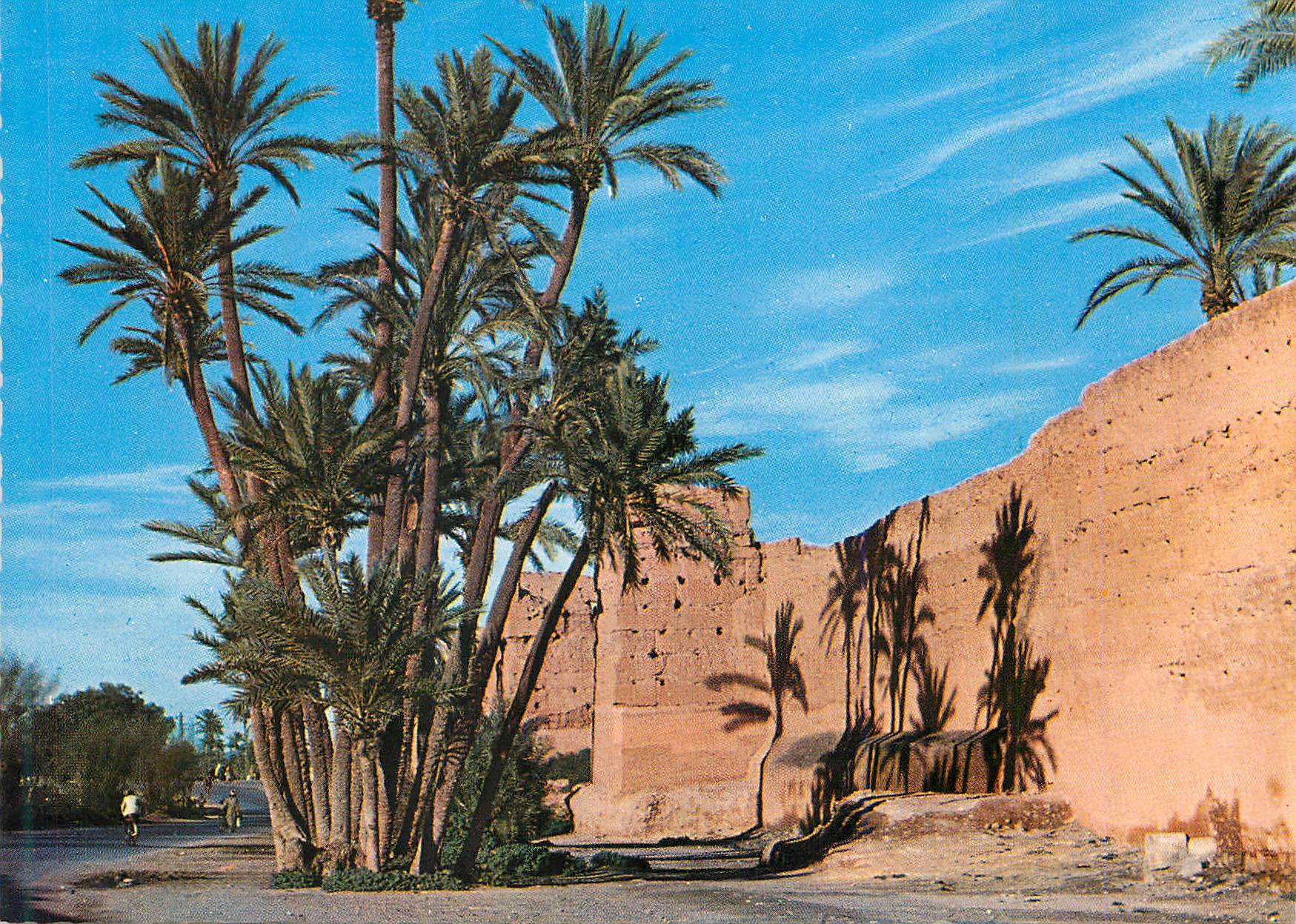 CPM Marrakech Le Maroc Pittoresque Le Long des Remparts