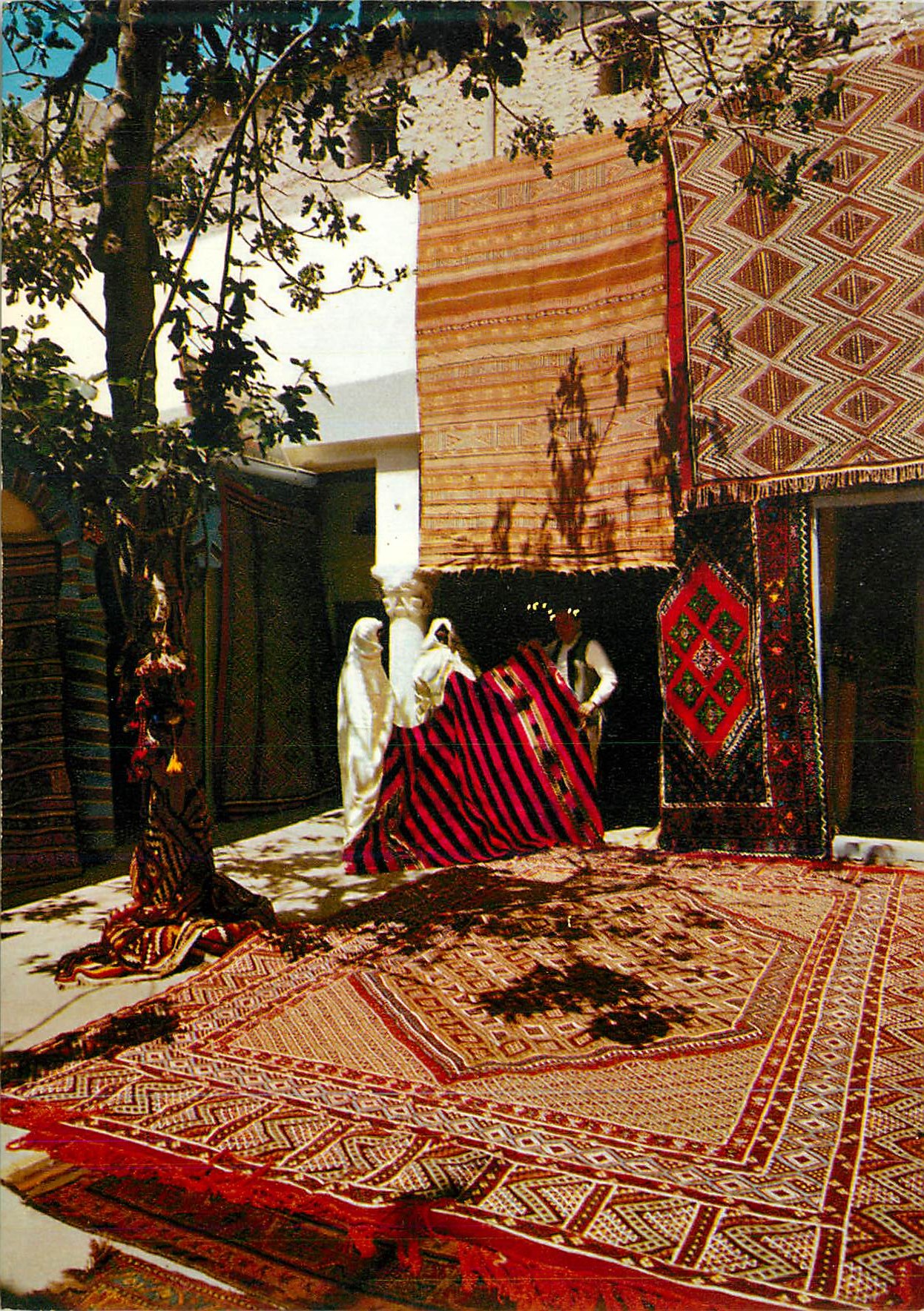 CPM Tunisie Marchands de Tapis en Plein Air