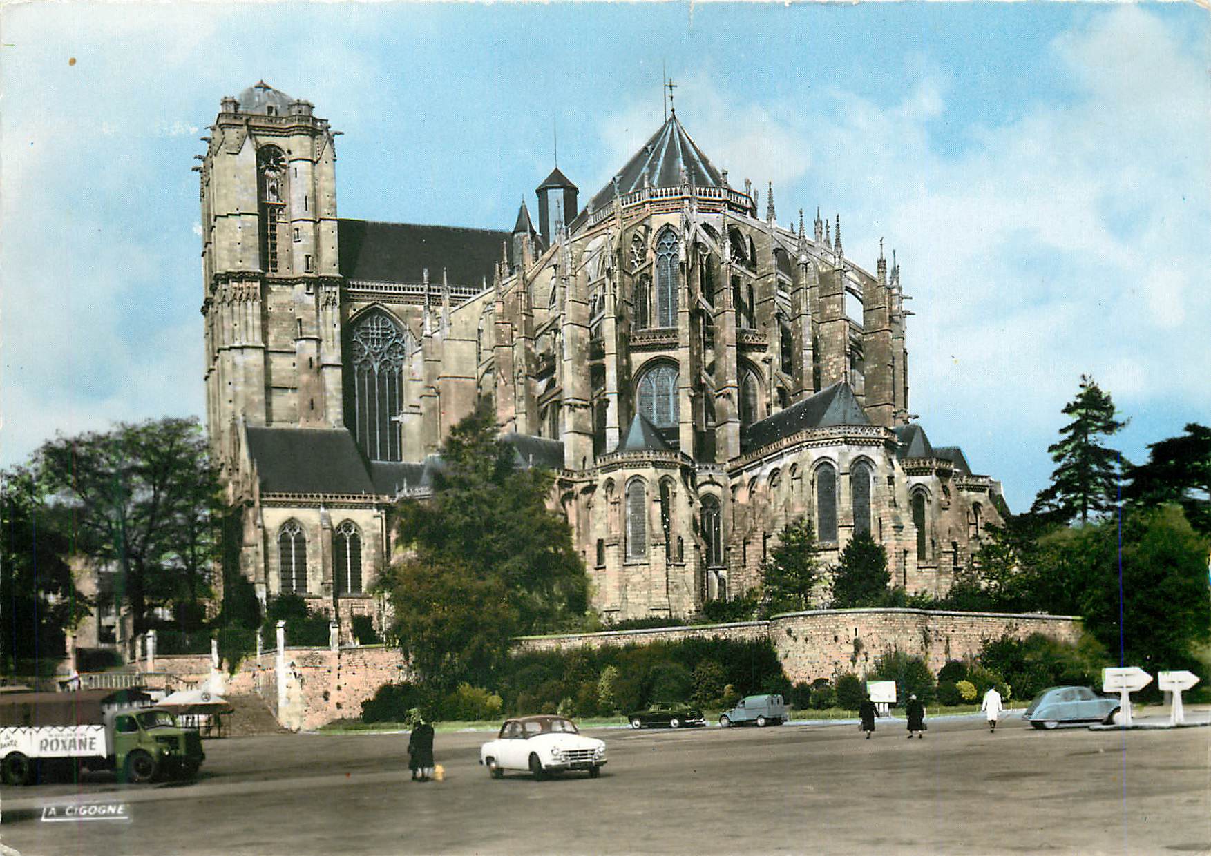 CPM Le Mans (Sarthe) la Cathedrale St Julien (XIIIe s) Camion Roxane