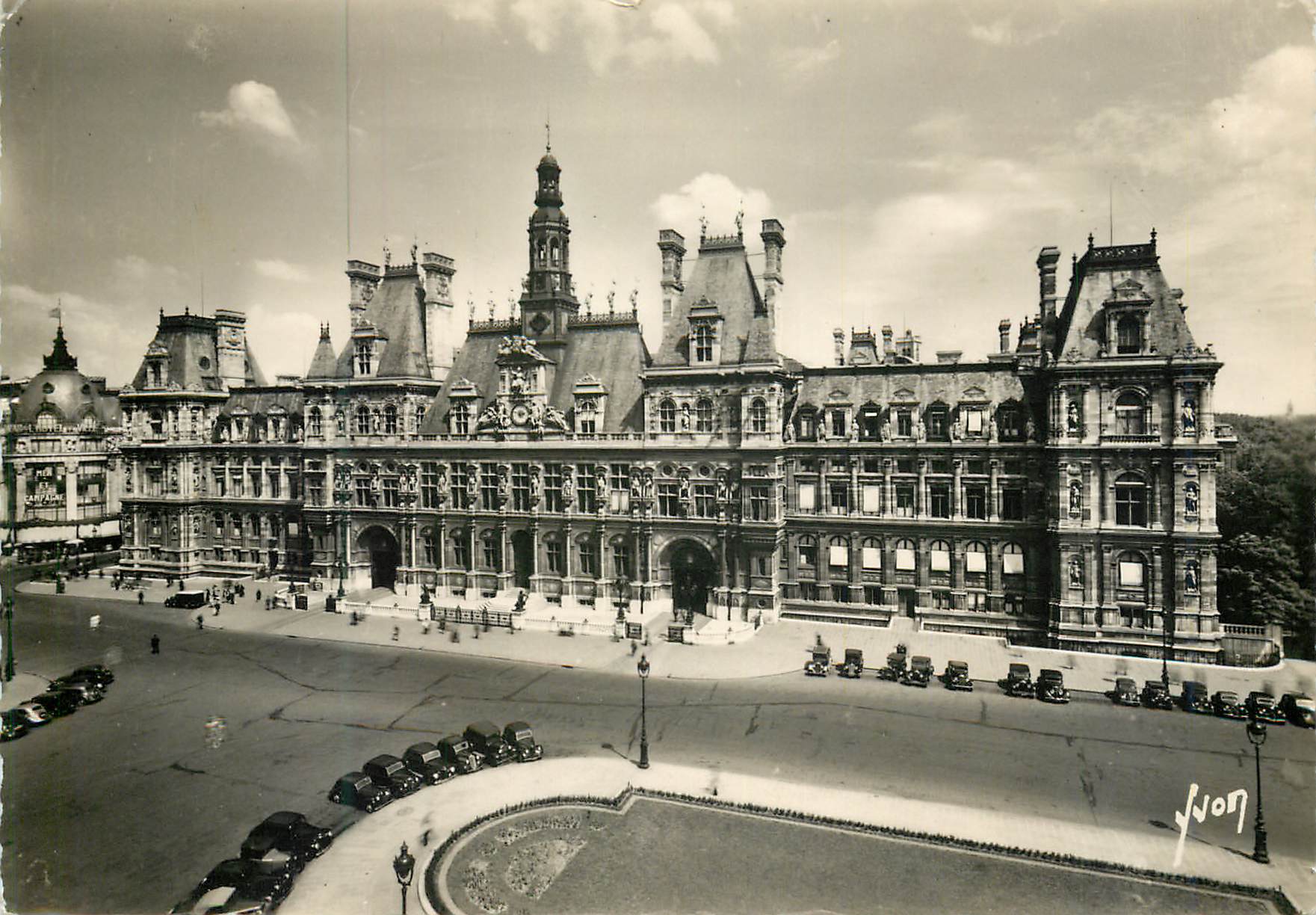 CPM L'Hotel de Ville Paris en Flanant