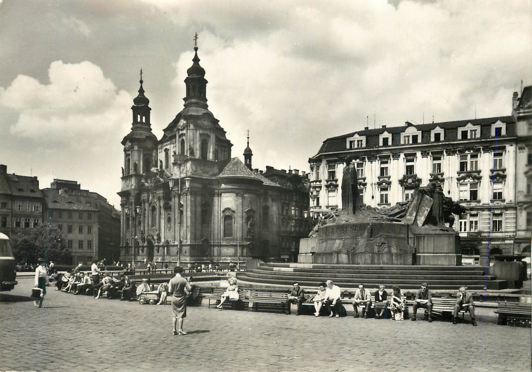 CPM Praha Place de la Vieille Ville Eglise Saint Nicolas et le Monument de Jean Hus