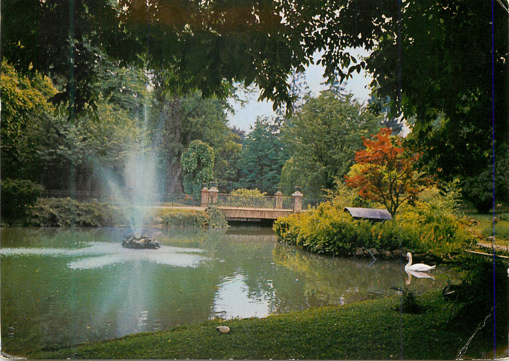 CPM Vichy (Allier) Un Coin du Parc