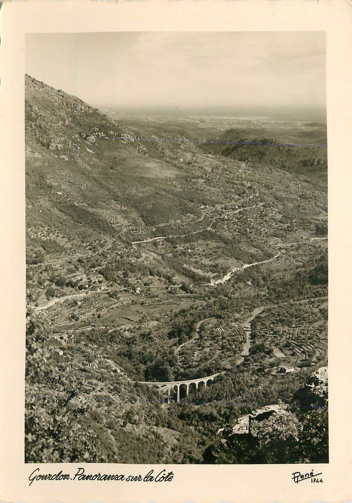 Gourdon. Panorama sur la Côte — photographie signée 'Pens 1944'