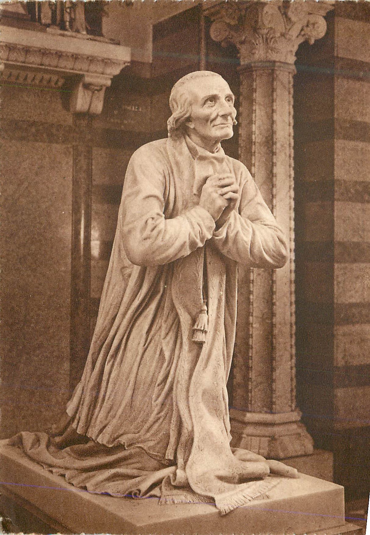 CPM Chapelle du Coeur du Saint Cure d'Ars La Statue de Cabuchet (Vue de profil)