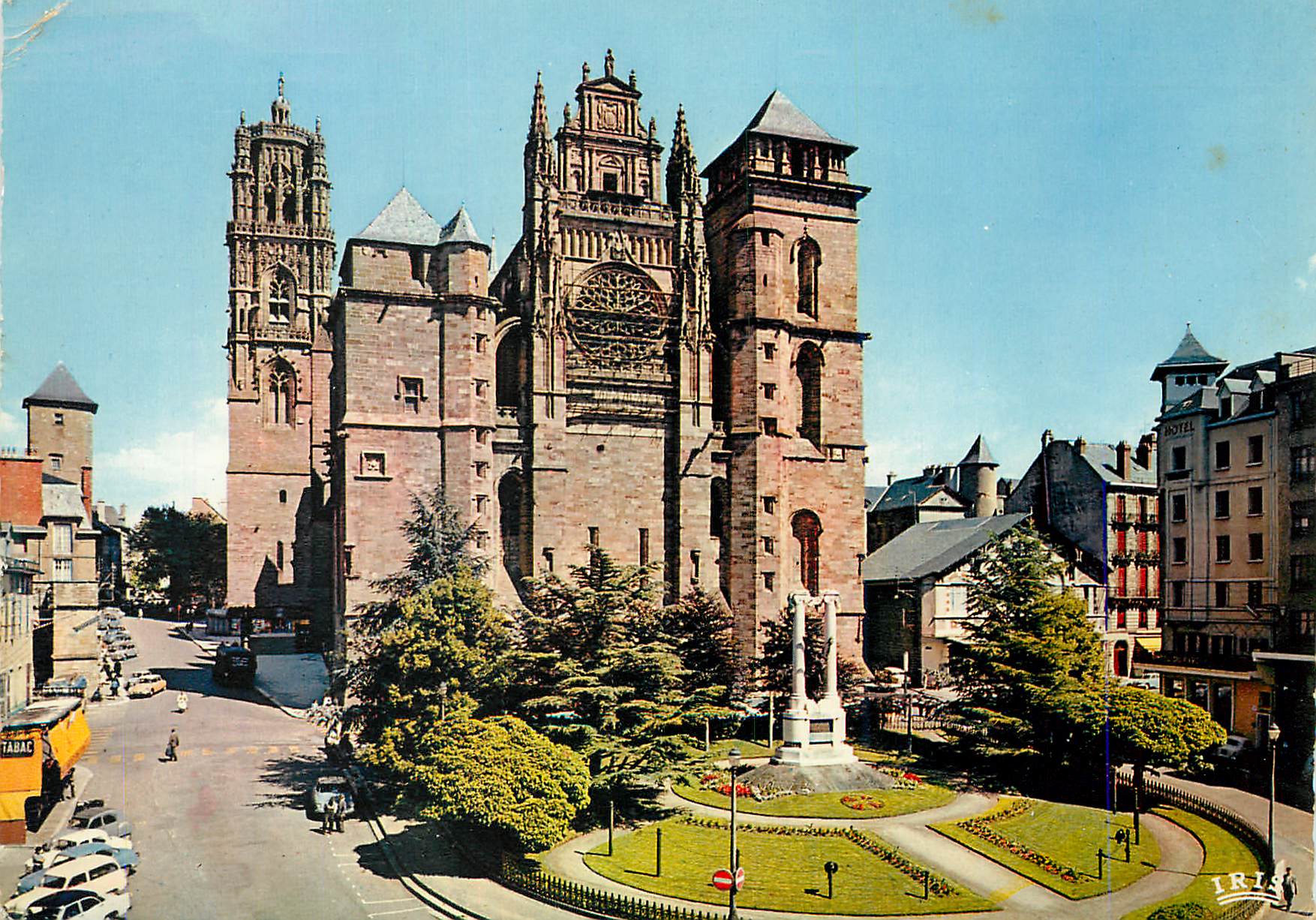 Cathédrale Notre-Dame de Strasbourg — vue de la façade et du monument central — éditée par IRIS