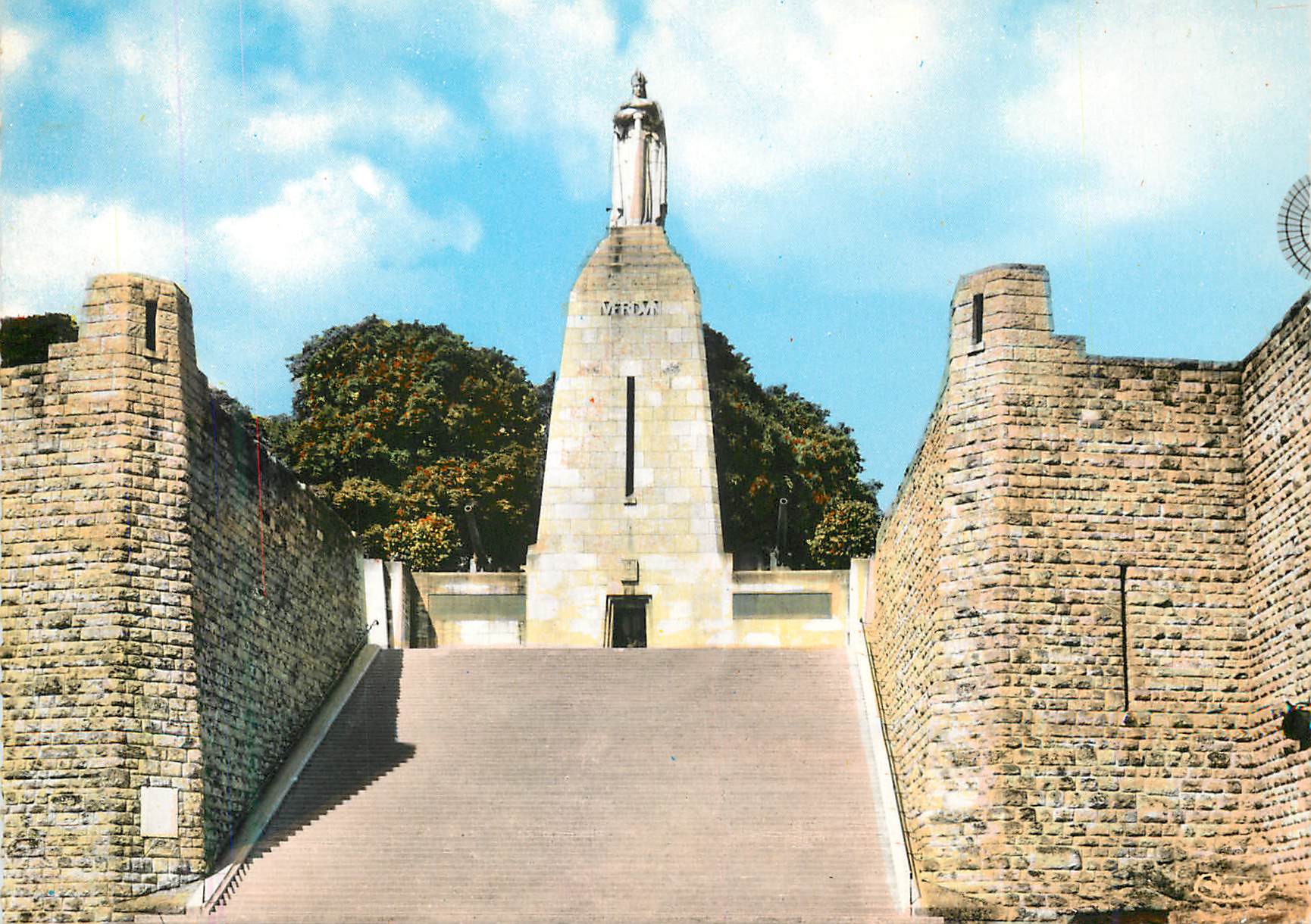 CPM Verdun (Meuse) Monument de la Victoire Militaria