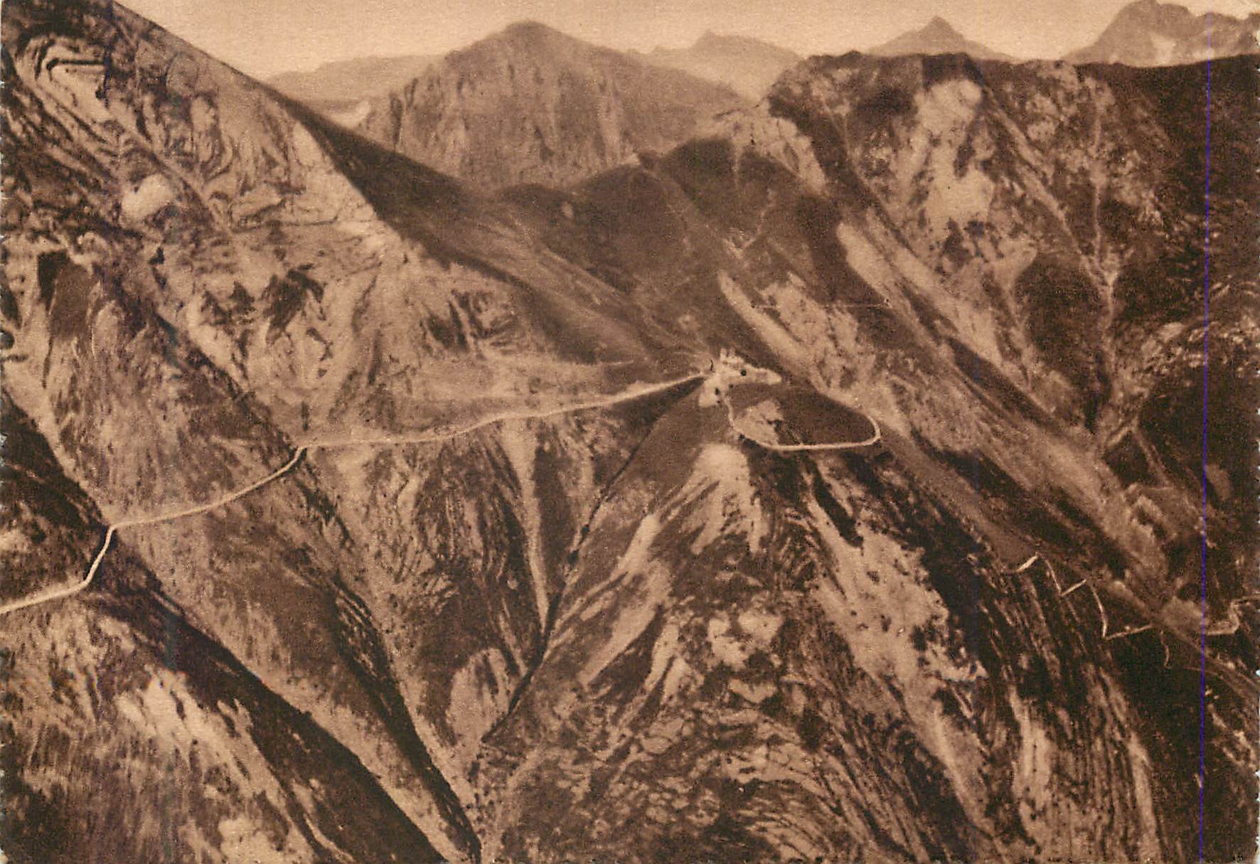 Vue aérienne des montagnes — route serpentant dans les vallées — éditeur non identifié