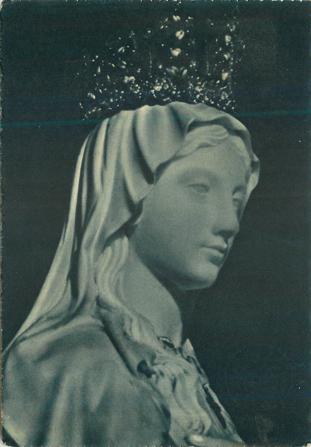 Statue de la Vierge Marie — couronne de fleurs — éditeur non visible