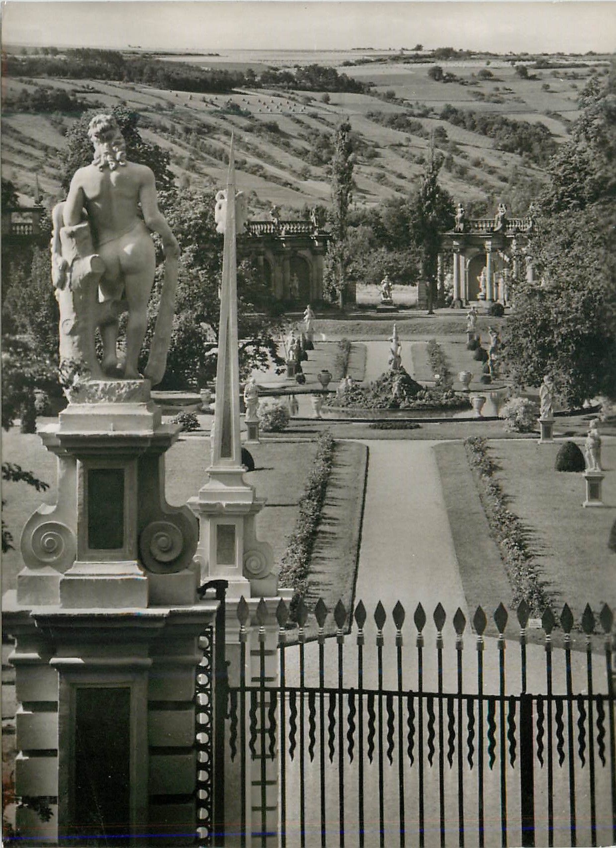 CPM Schloss Weikersheim Blick in den Park mit Orngerie an der Romantischen Strabe