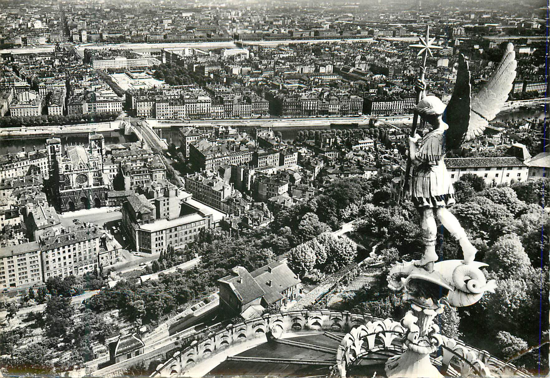 CPM Lyon La Ville Vue de Fourviere