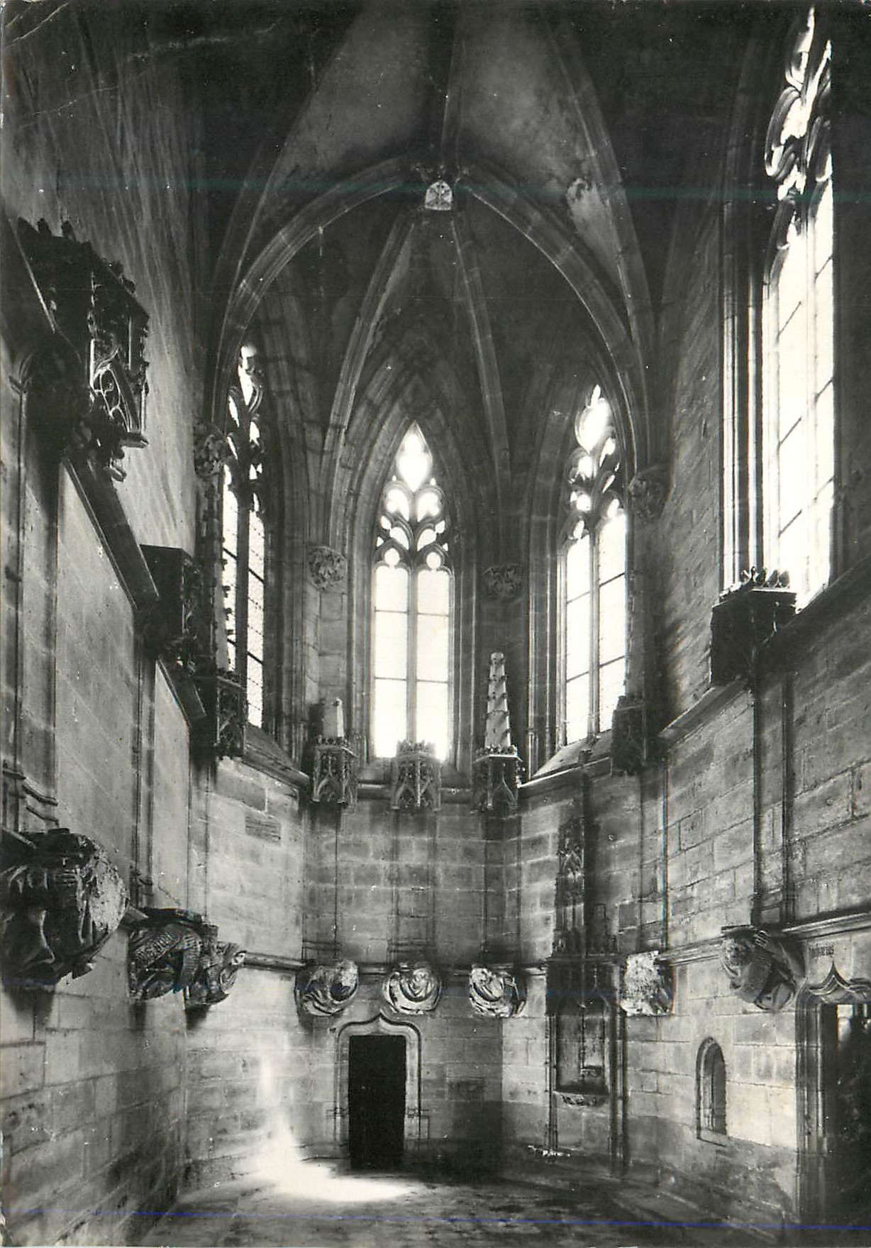 Intérieur d'une église gothique — voûte et fenêtres à lancettes — éditeur non identifié