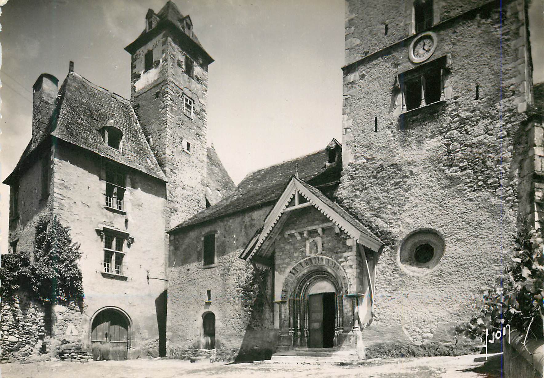 CPM Vallee d'Ossau Beost (Basse Pyr) L'Eglise et le Chateau