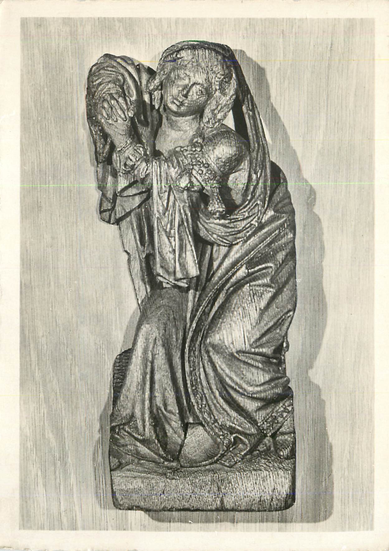 CPM Saumur (Maine et Loire) Musee d'Arts decoratifs du Château Sainte Marie Madeleine au pied de la croix