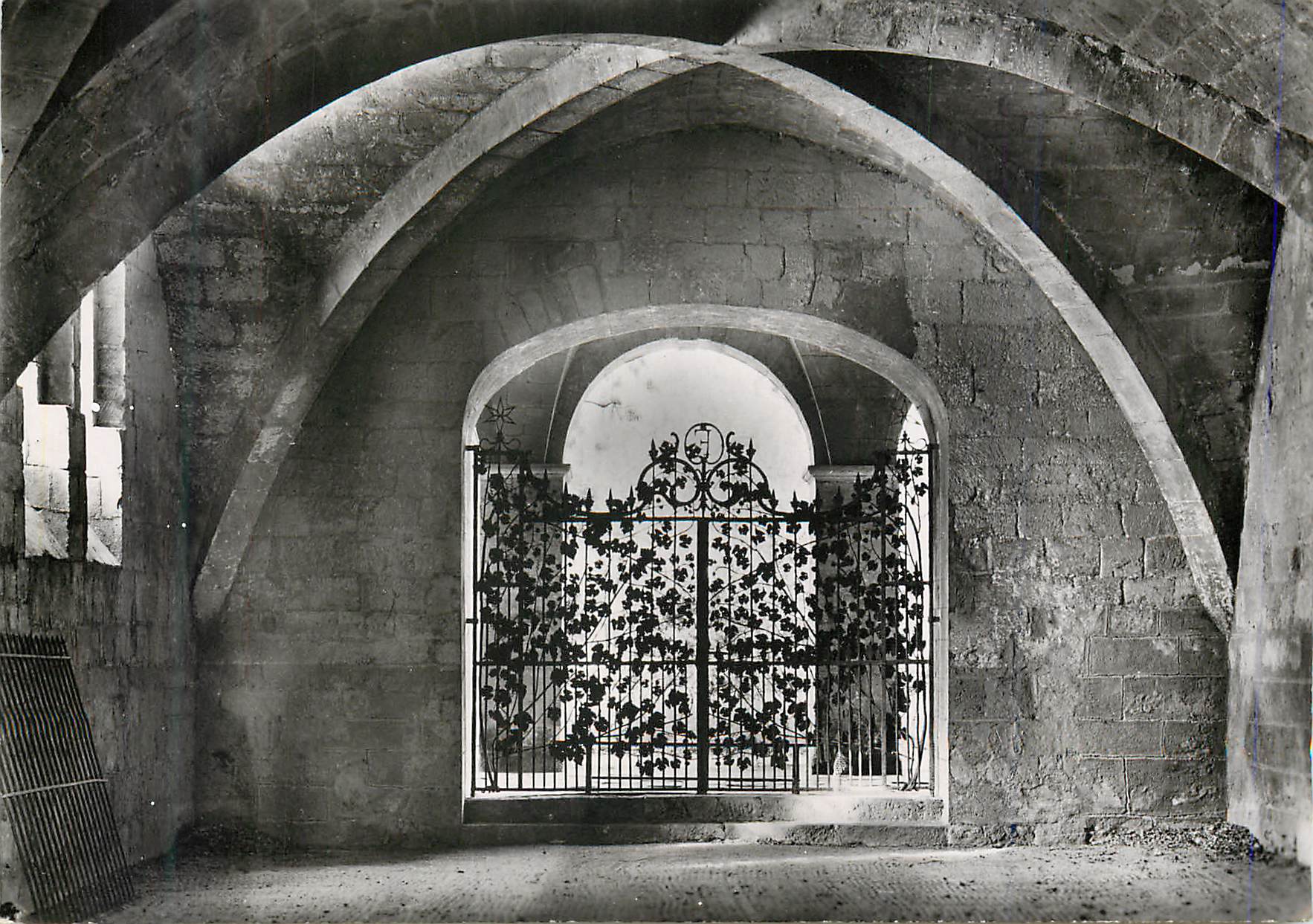 CPM Abbaye de Fontfroide (Bizanet par Narbonne Aude) La Salle des Chevaliers (XIIIe S)