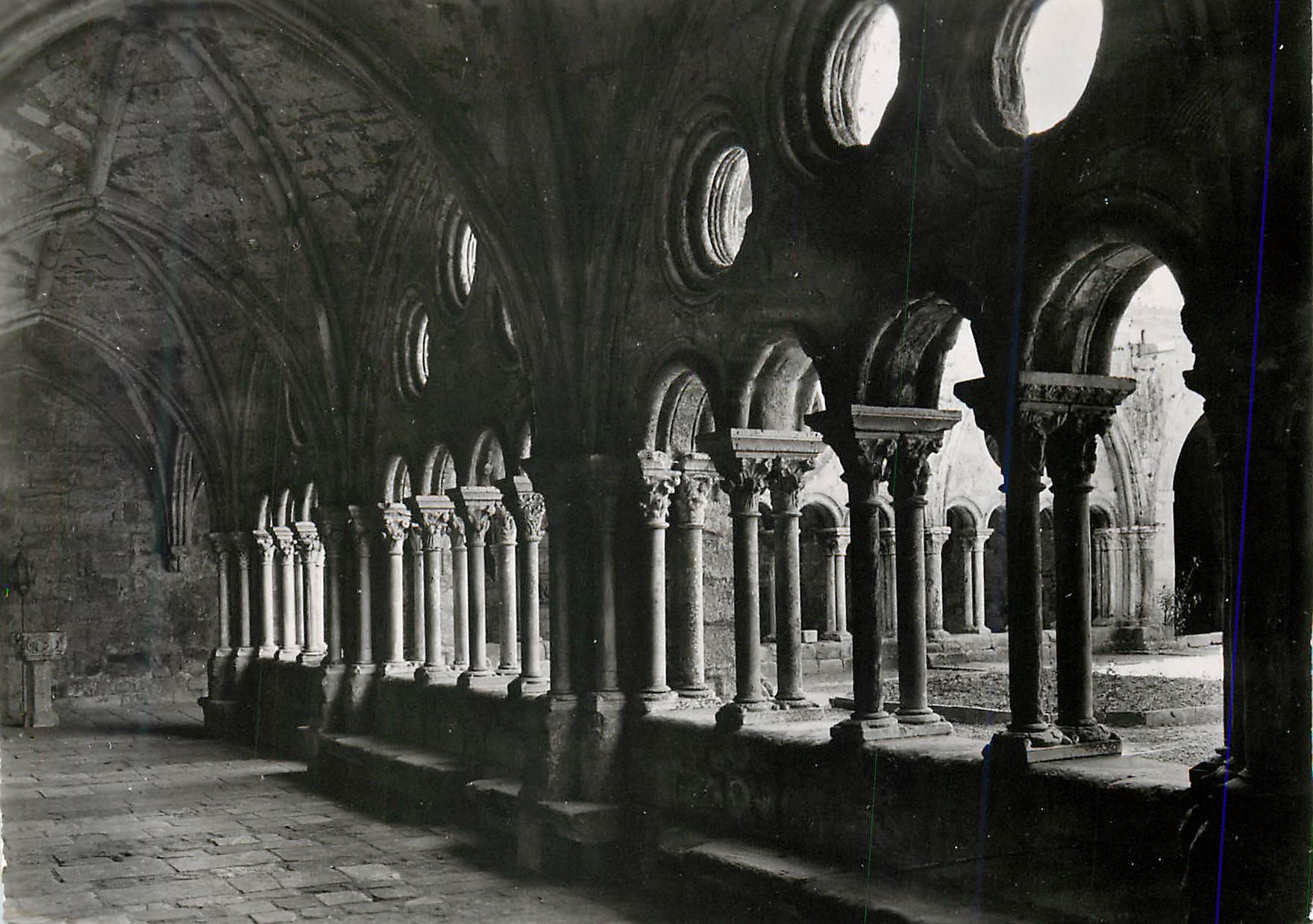 CPM Abbaye de Fontfroide (Bizanet par Narbonne Aude) Galerie sud du Cloitre (Debut XIIIe S)