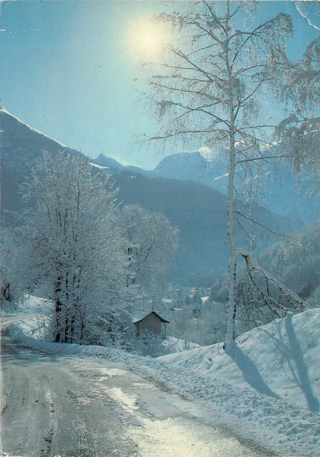 Winterlandschaft in den Bergen — schneedeckte Straße, Bäume mit Frost — Verlag nicht identifizierbar