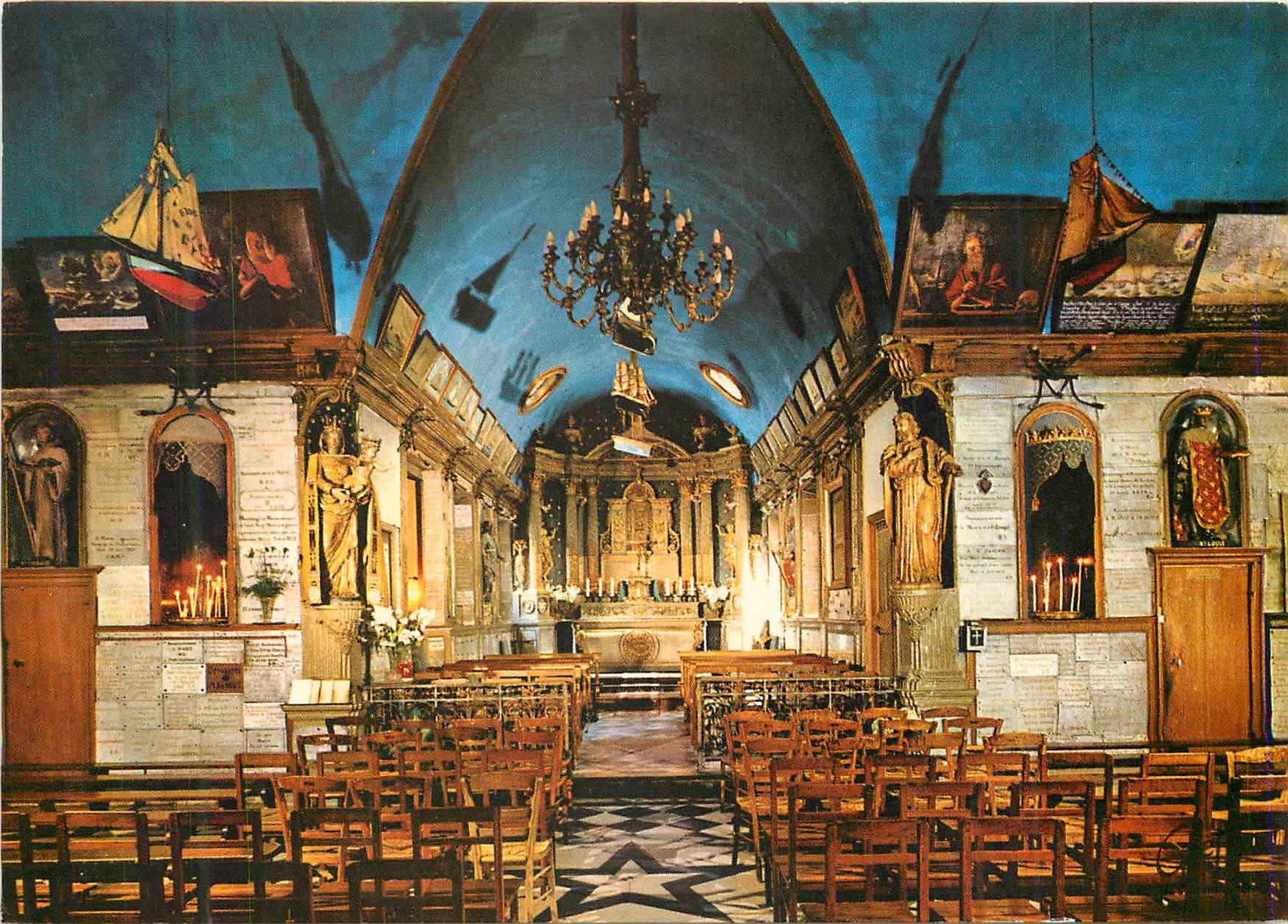 Intérieur de l'église — peintures murales et voûte bleue — éditeur non visible
