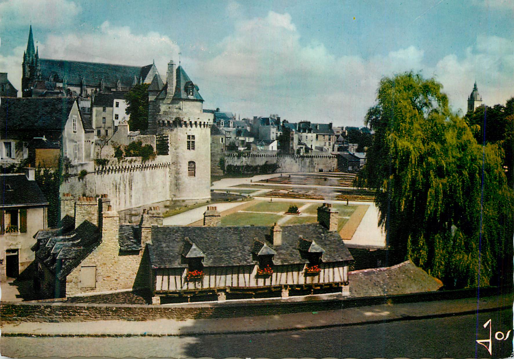 CPM Vannes (Morbihan) La Bretagne en Couleurs Les Vieux Lavoirs de la Garenne et la Tourdu Connetable