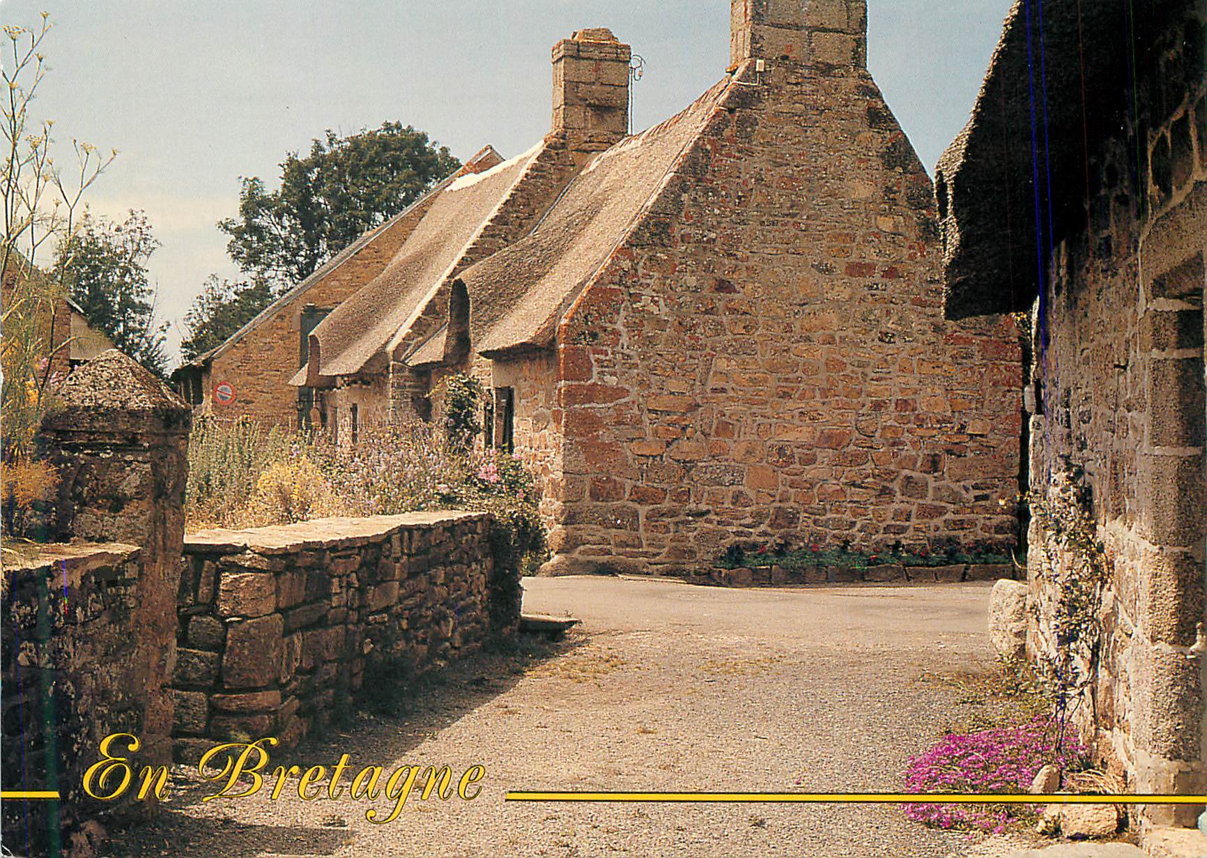 CPM Chaumiere Fleurie La Bretagne Pittoresque