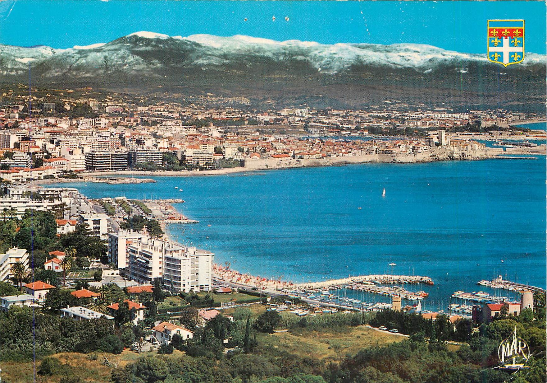 CPM Antibes La Cote d'Azur Vue Generale au Fond les Alpes