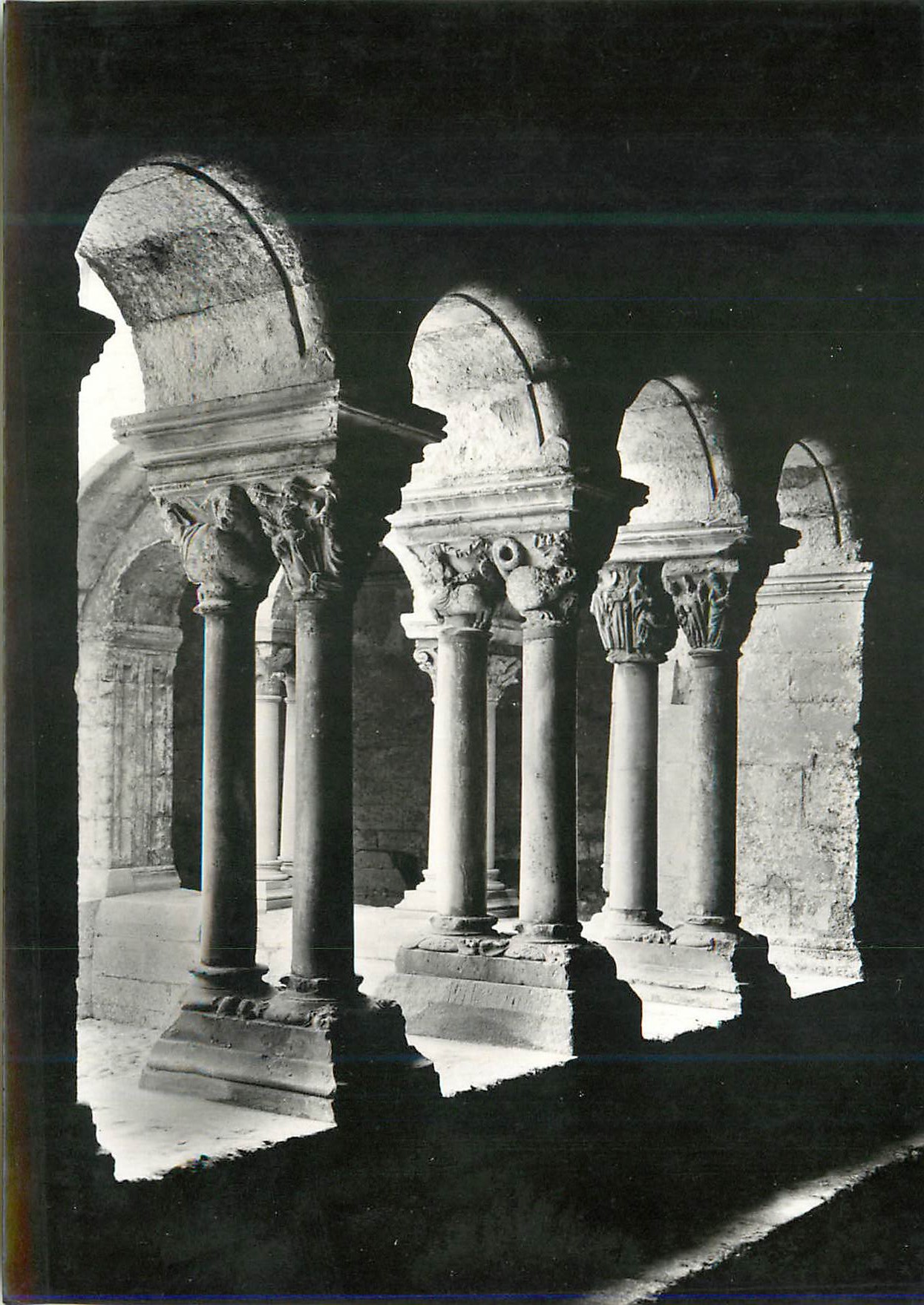 Cloître de l'abbaye de Sainte-Marie d'Albi — vue intérieure — photographe anonyme