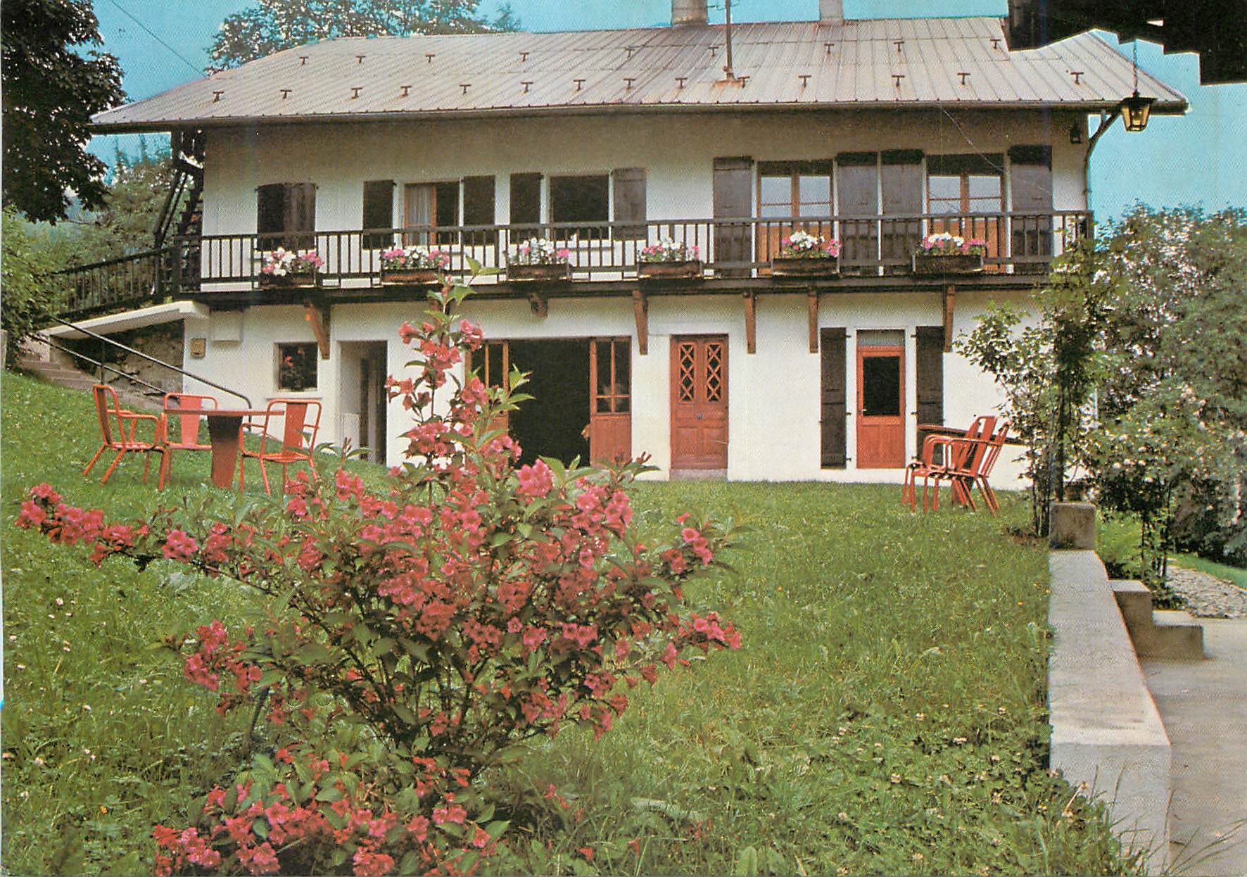 Maison à balcon fleuri — Alpes françaises — éditeur non identifié