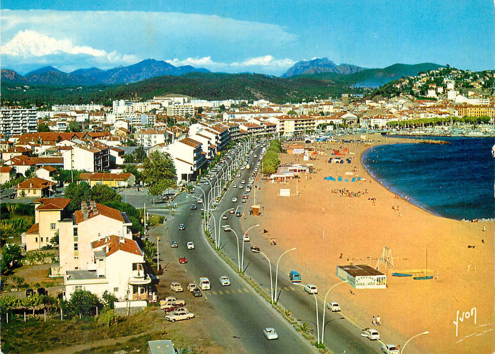 Vue aérienne de la plage et de la ville — J. VON
