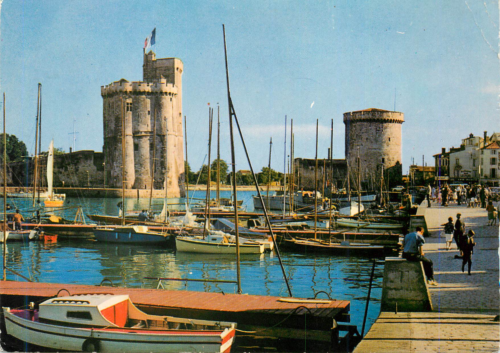 CPM La Rochelle (Charente Maritime) la Tour Saint Nicolas Bateaux