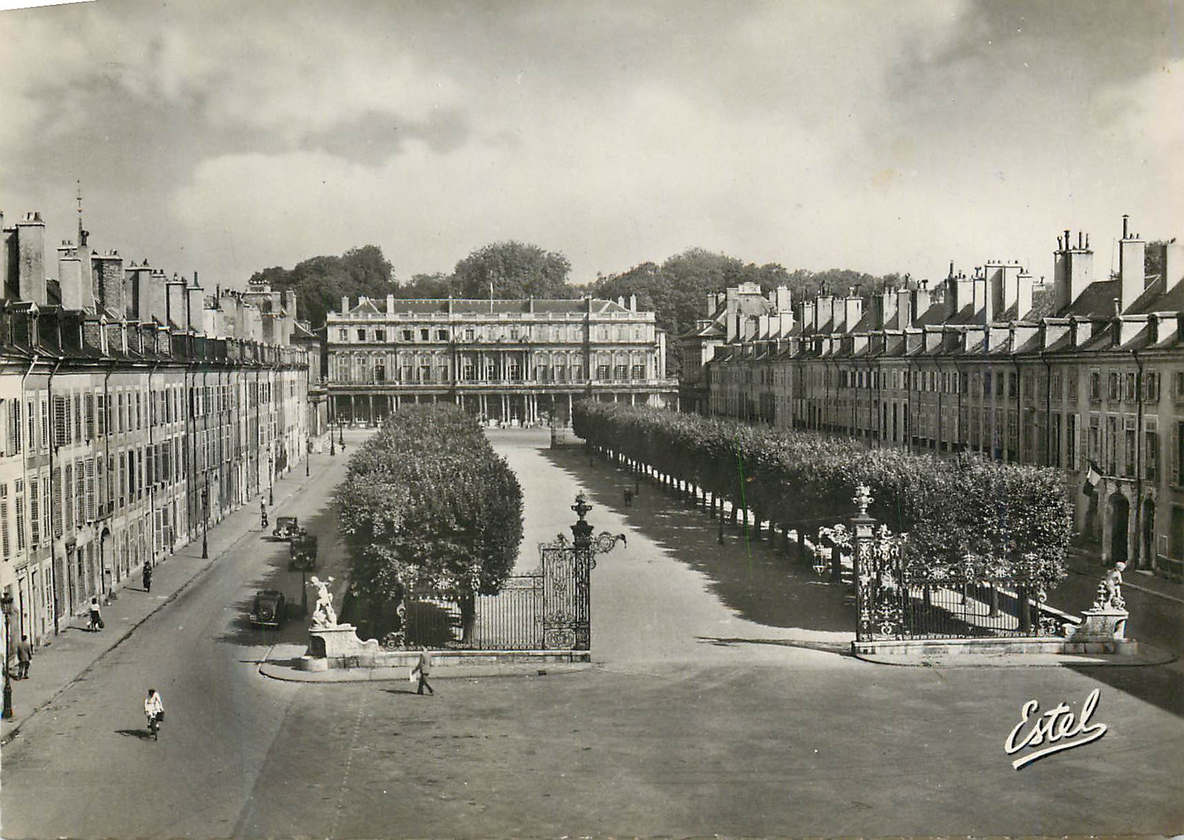 CPM Place de la Carriere et Arc de Triomphe