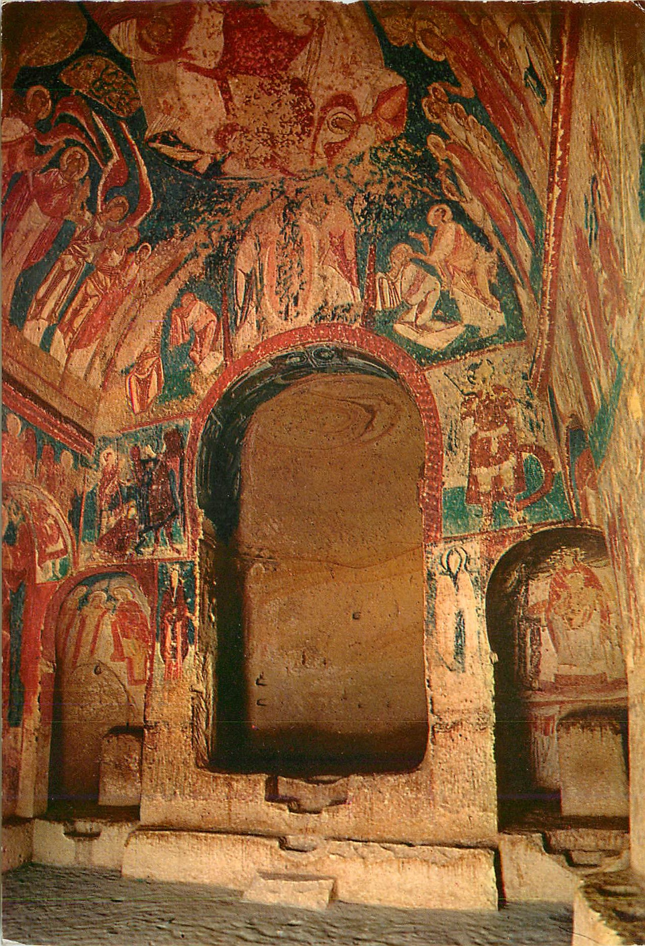CPM Goreme Urgup Interieur de l'Eglise aux Sandales 