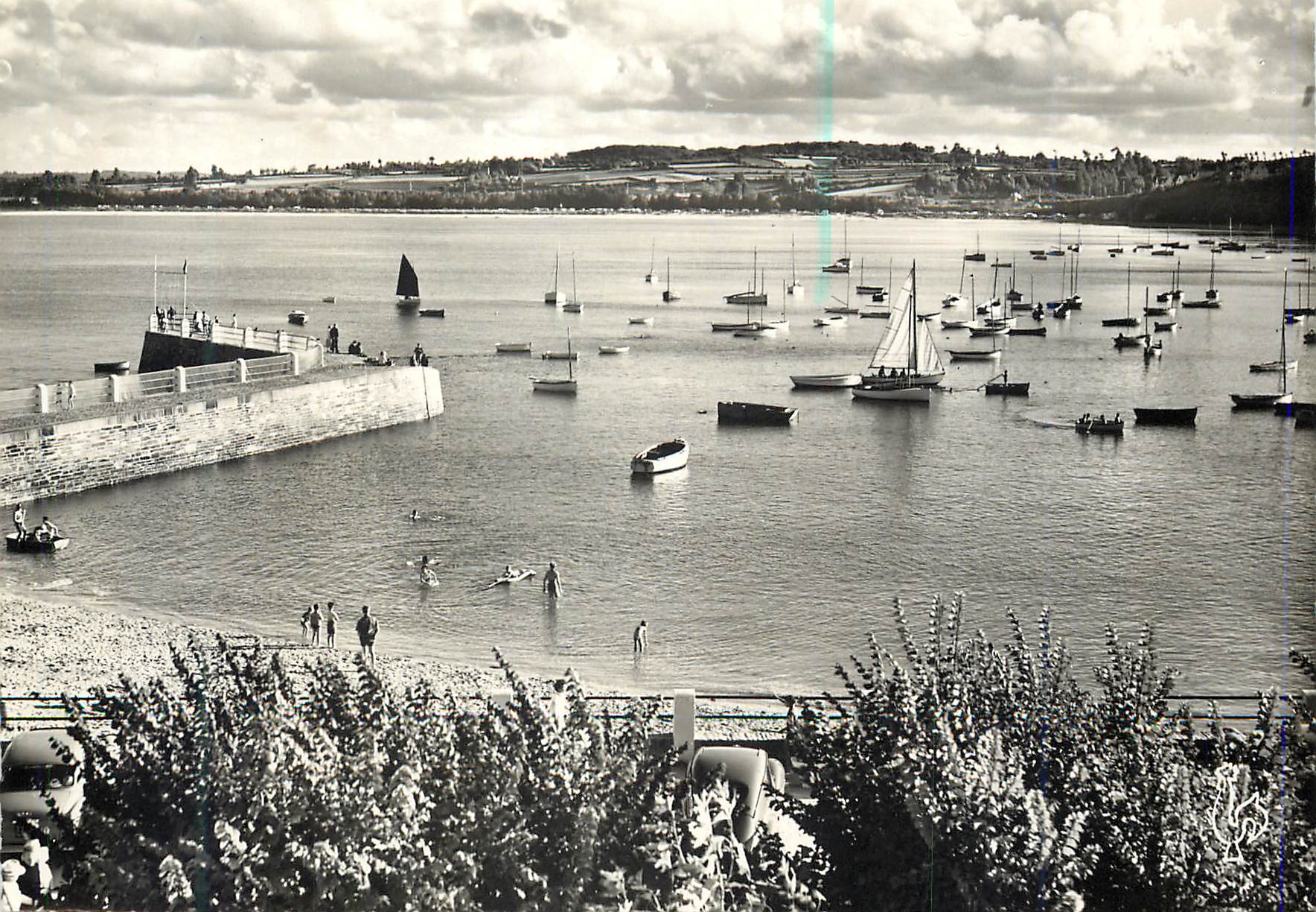 CPM Locquirec (Finistere) La Flotille au Repos dans le Port Bateaux