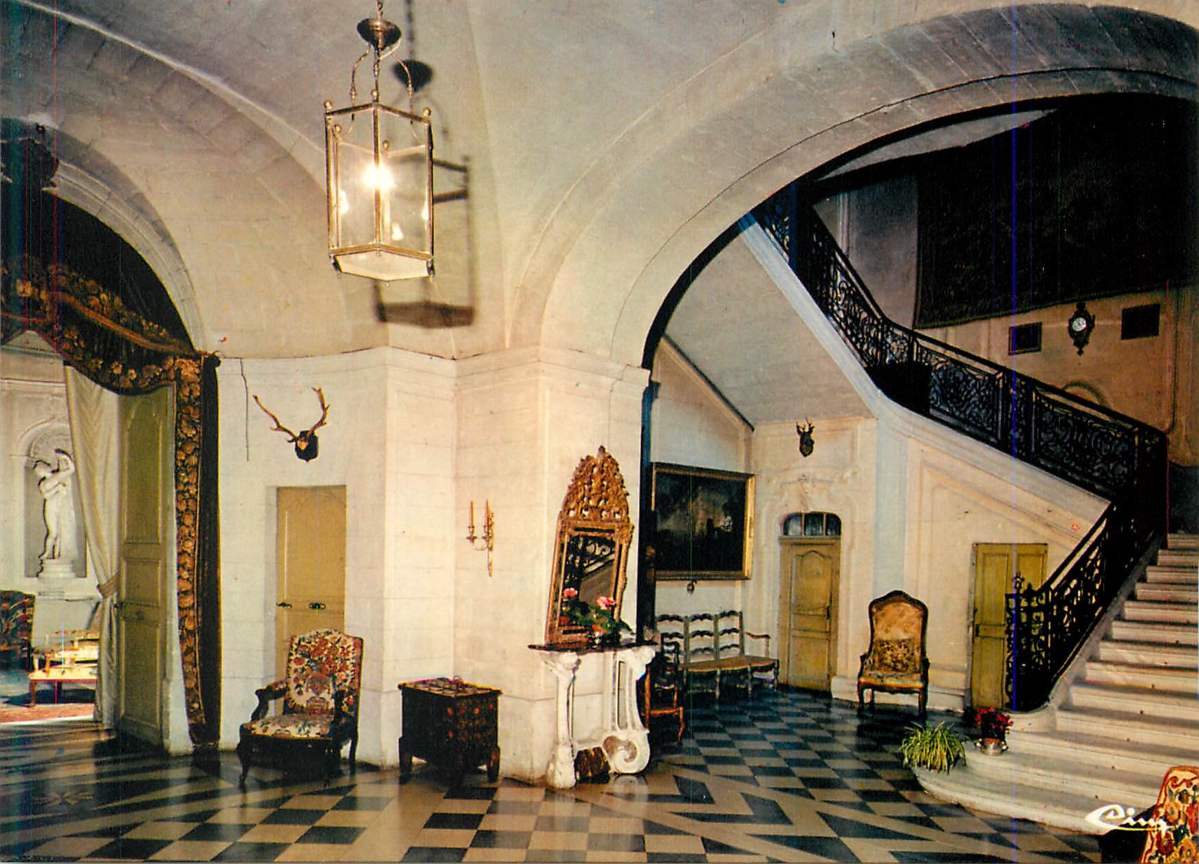 CPM Le Chateau des Marquis de Barbentane (XVIIe S) La Provence Touristque Le Vestibule et le Grand Escalier