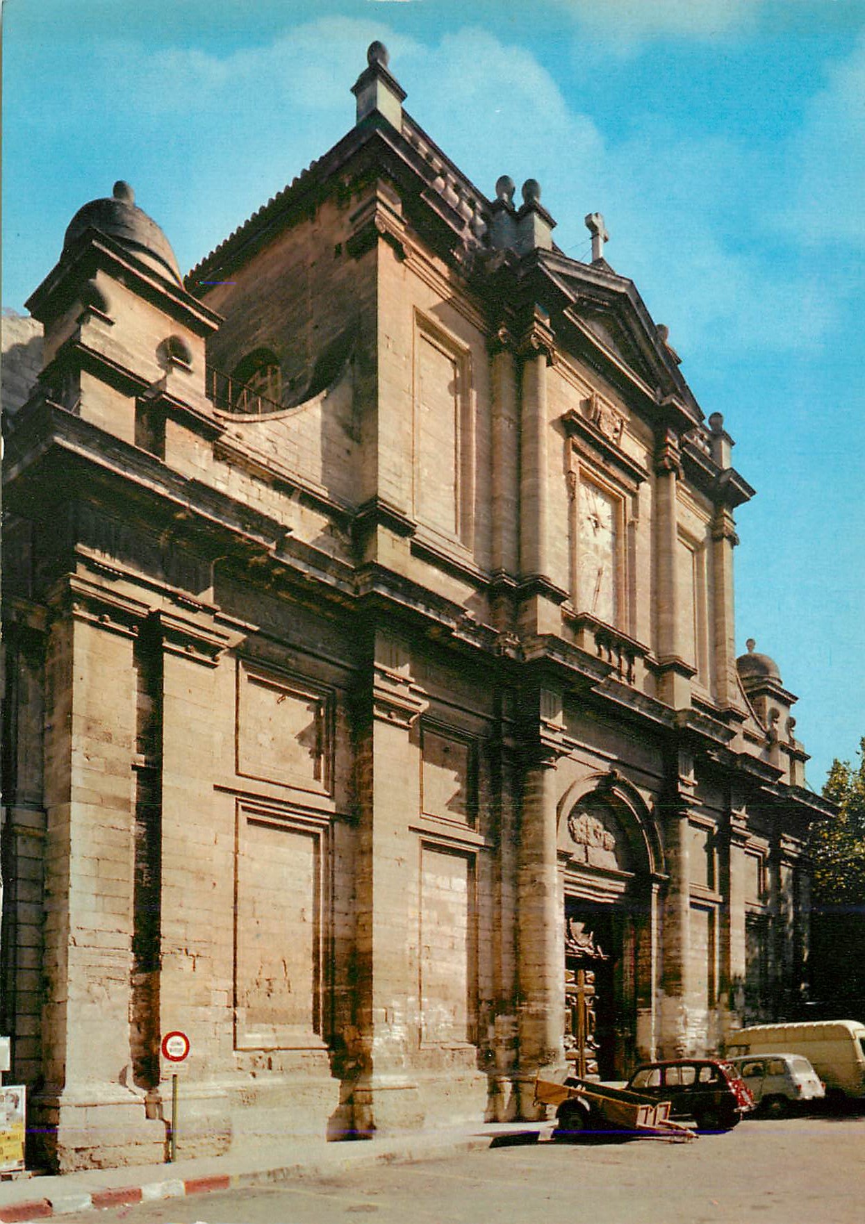 CPM L'Isle sur la Sorgue (Vaucluse) L'Eglise