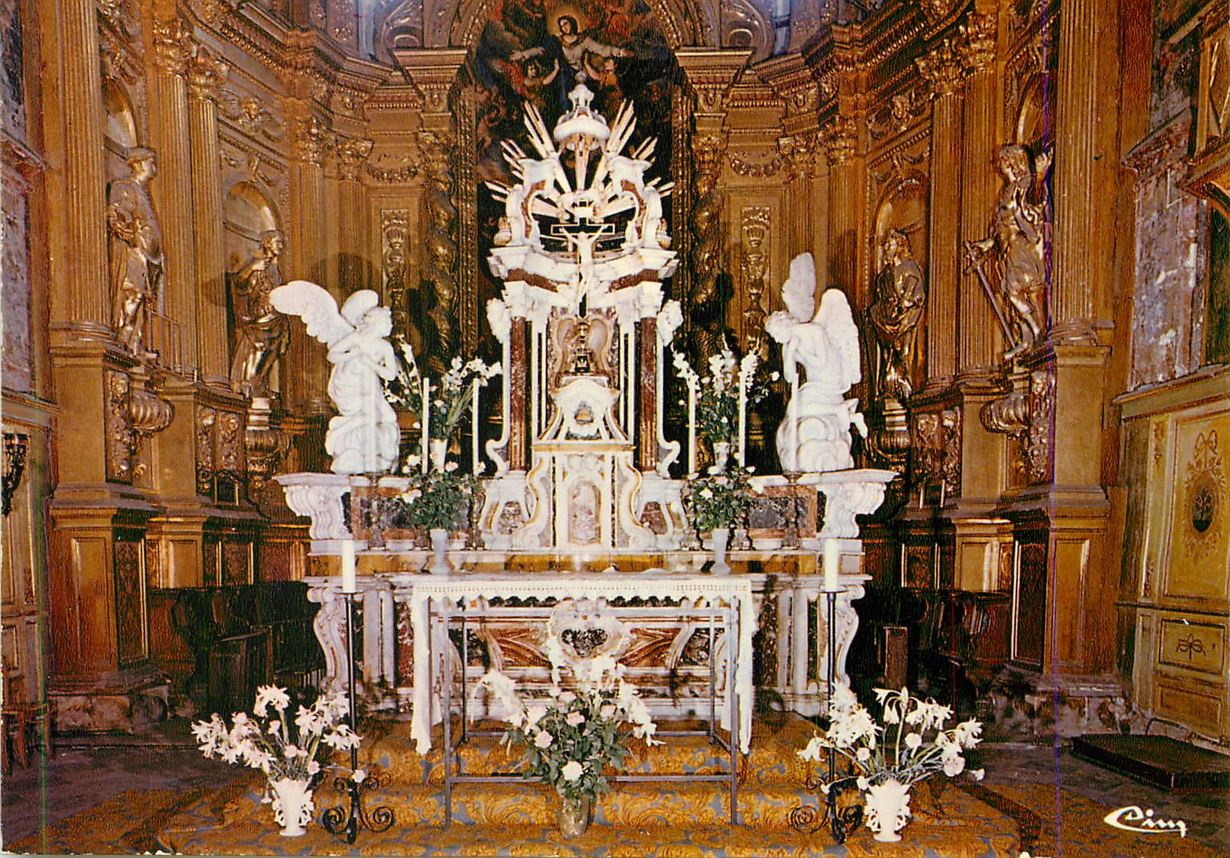 CPM L'Isle sur la Sorgue (Vaucluse) L'Eglise Notre Dame des Anges l'Autel