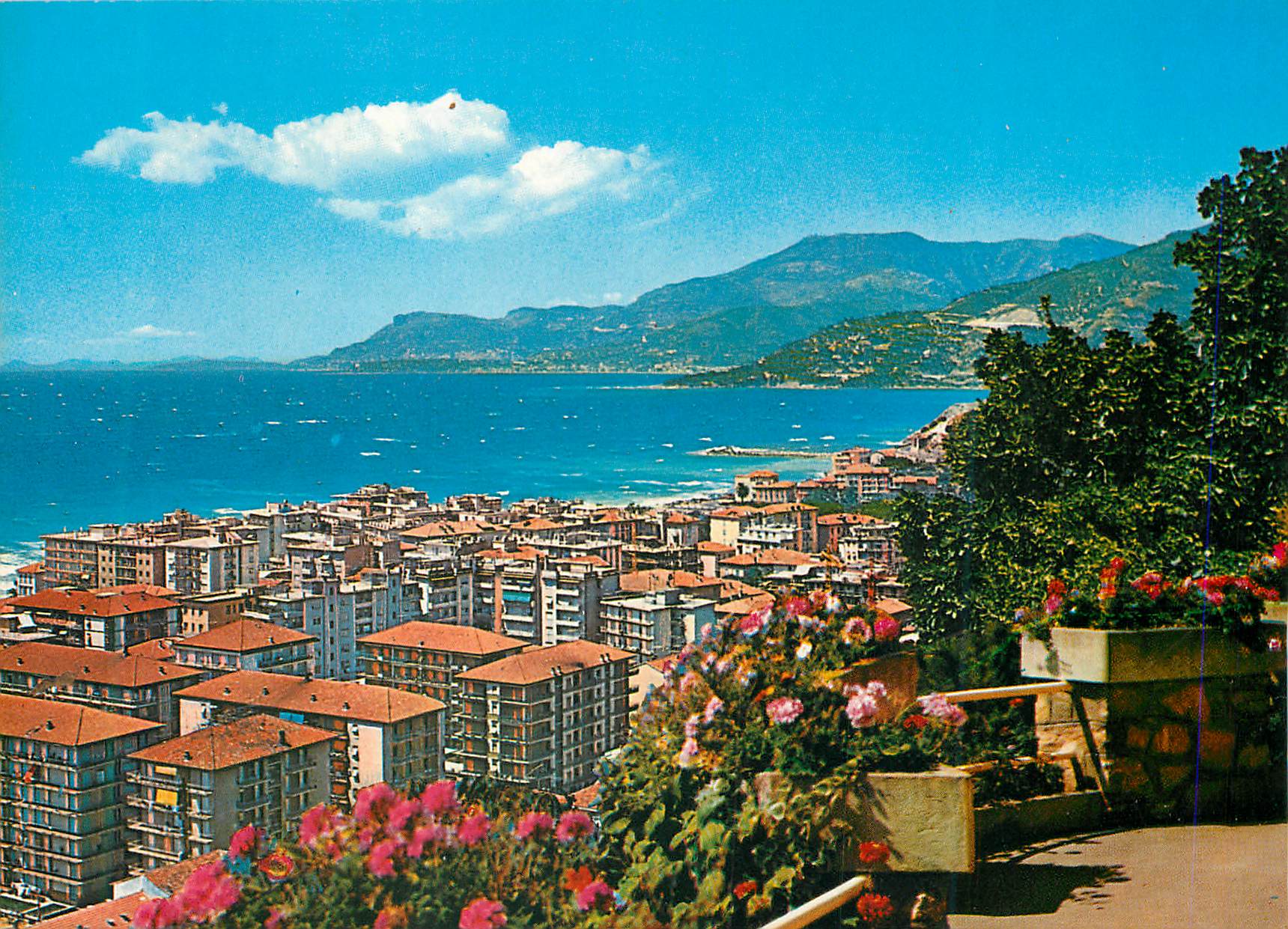 CPM Ventimiglia Riviera des Fleurs Vue vers la France