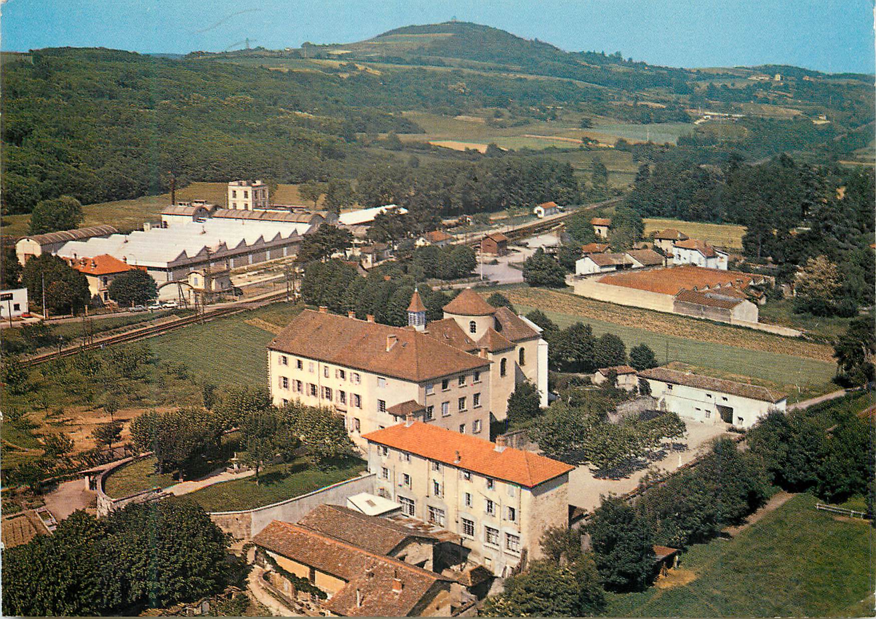 CPM La Verpilliere (Isere) Le Couvent et le Pensionnat