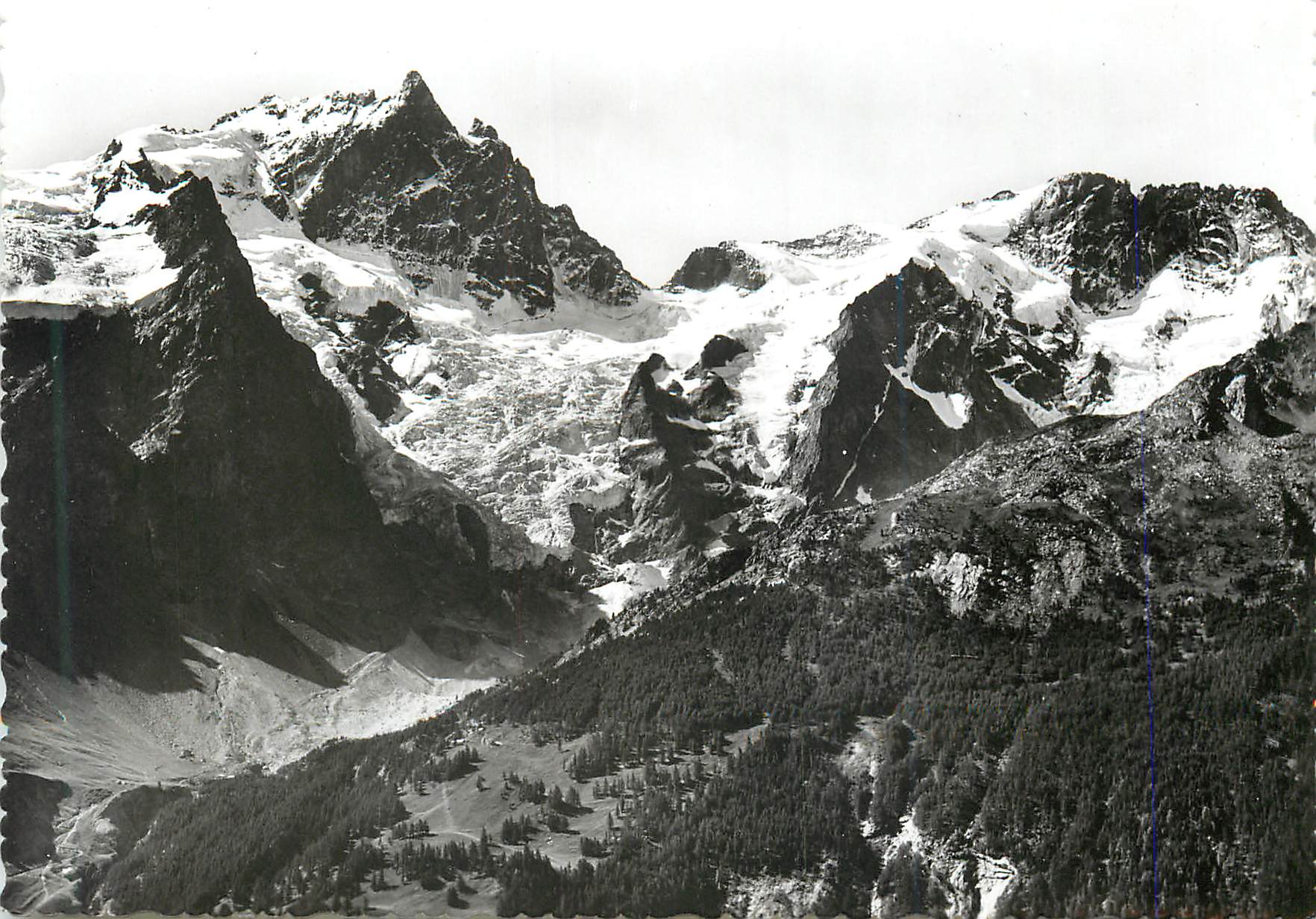 Montagnes enneigées et glacier — vue alpine — éditeur non identifiable