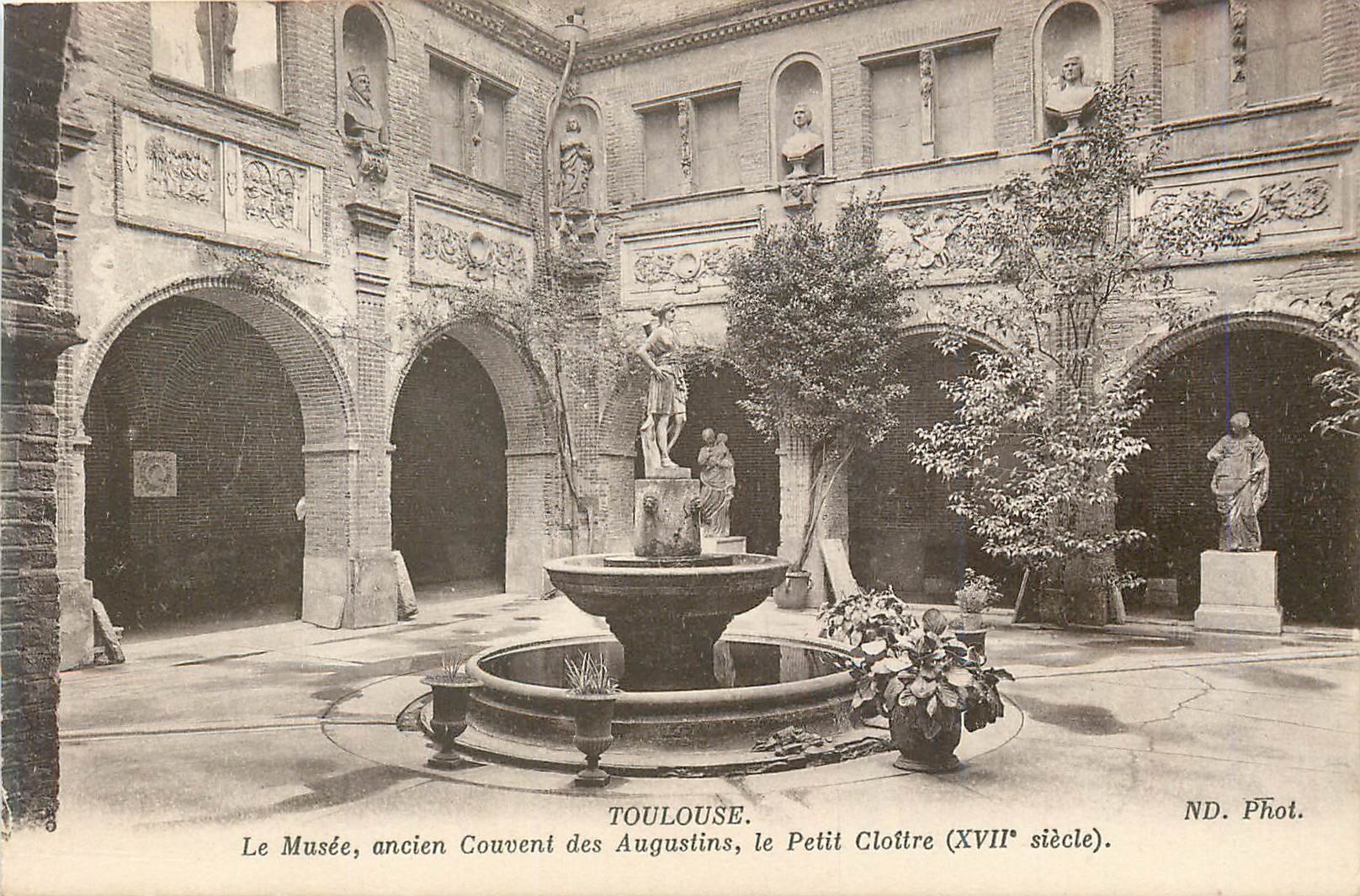 Toulouse — Das Museum, ehemaliges Augustinerkloster, der Kleine Cloister (17. Jahrhundert) — ND. Phot.