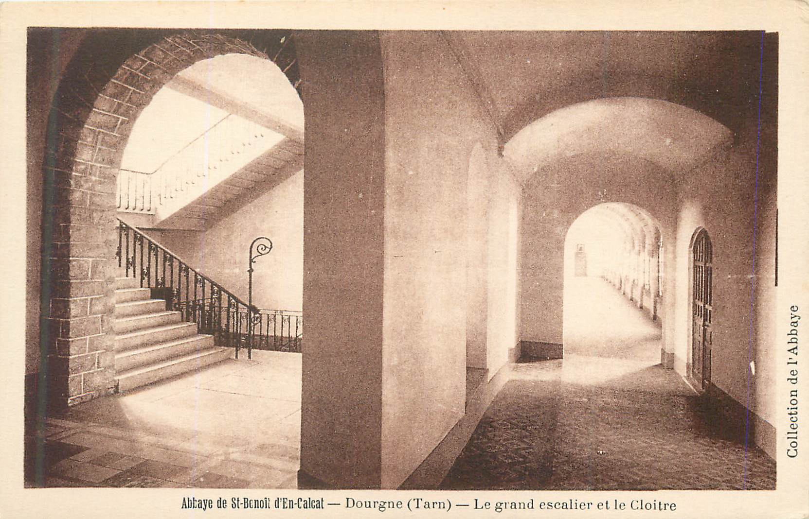CPA Abbaye de St Benoit d'Eu Calcat Dordogne (Tarn) Le Grand Escalier et le Cloitre