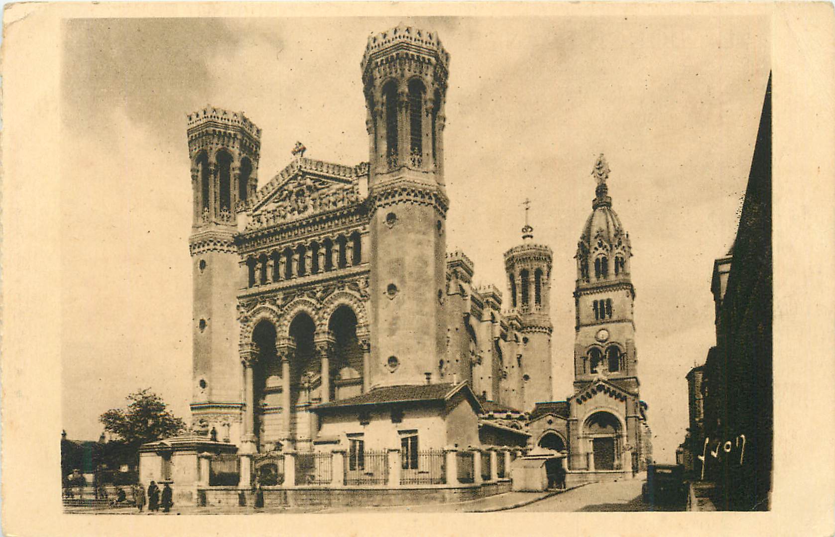 CPA Lyon (Rhone) La Douce France Basilique de N D de Fourviere