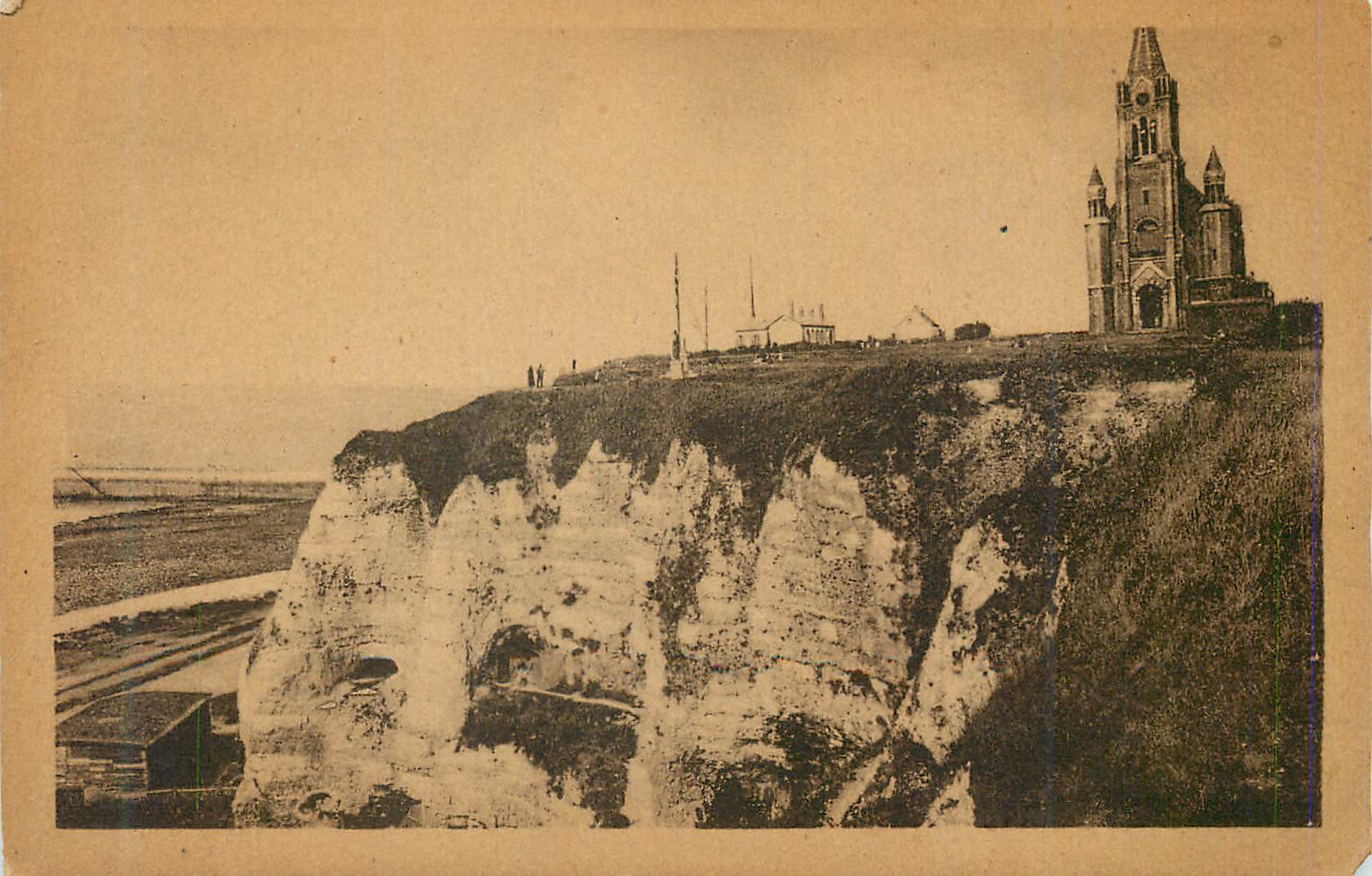 CPA Dieppe Les Falaises du Pollet et l'Eglise Bon Secours