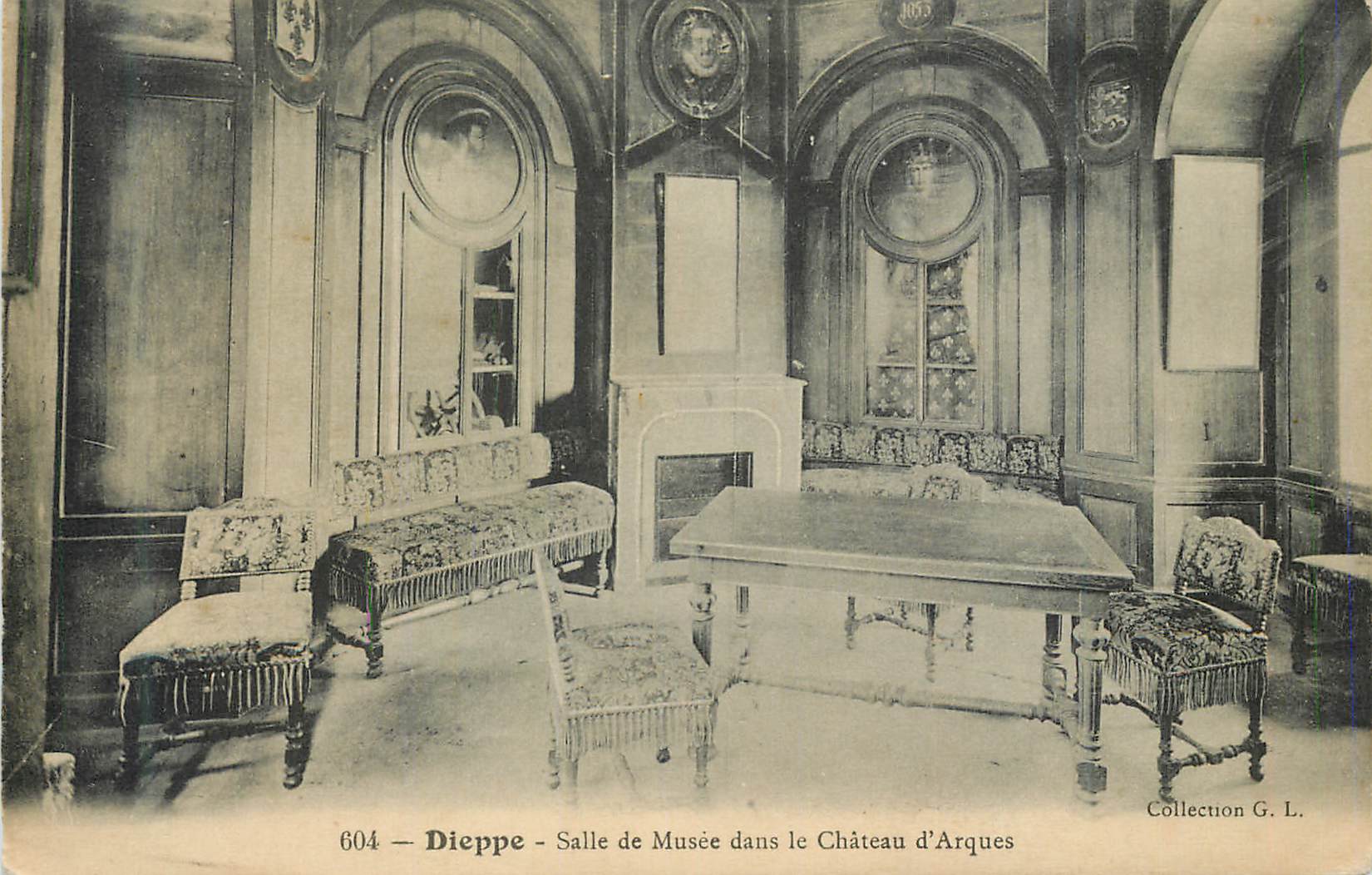 CPA Dieppe Salle de Musee dans le Chateau d'arques