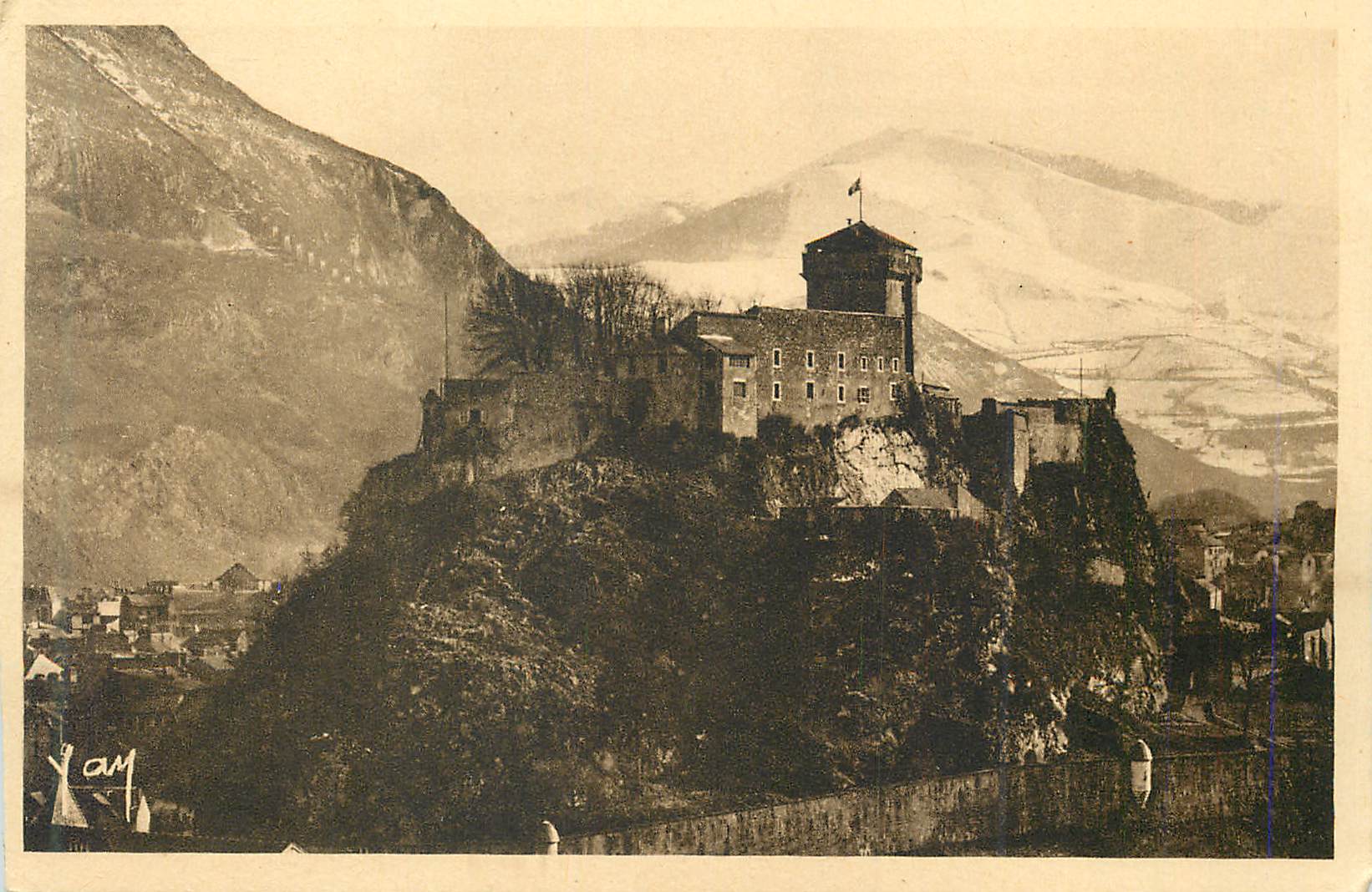 CPA Lourdes Le Chateau fort et les Montagnes