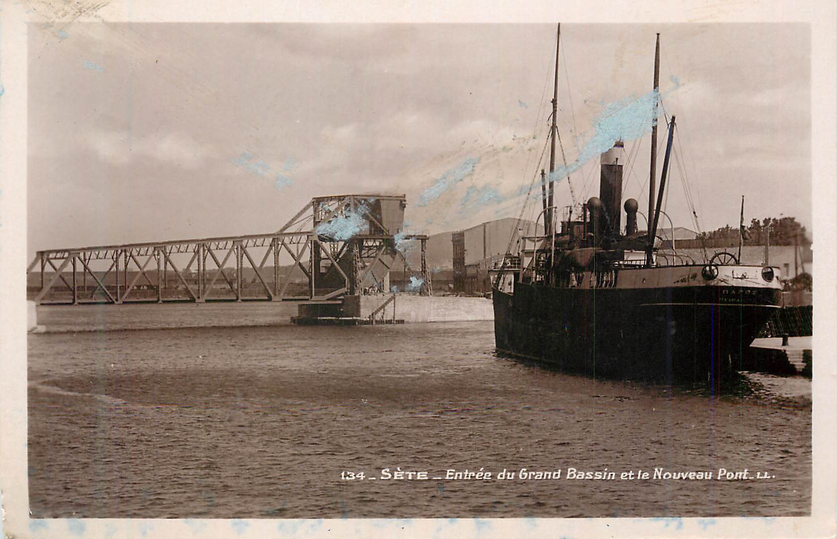 CPA Sete Entree du Grand Bassin et le Nouveau Pont Bateau