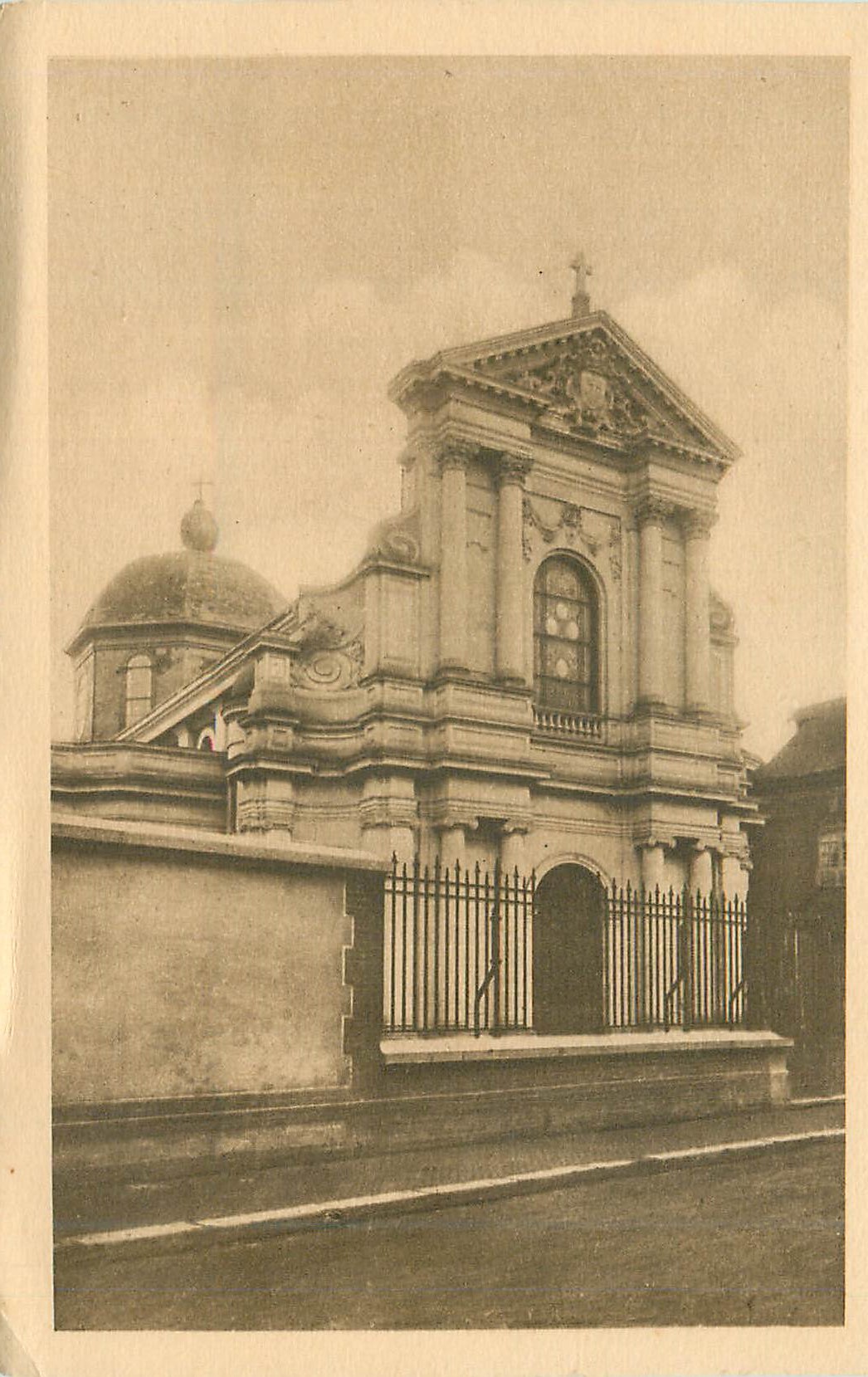 CPA Chapelle des Carmelites de Lisieux La Facade