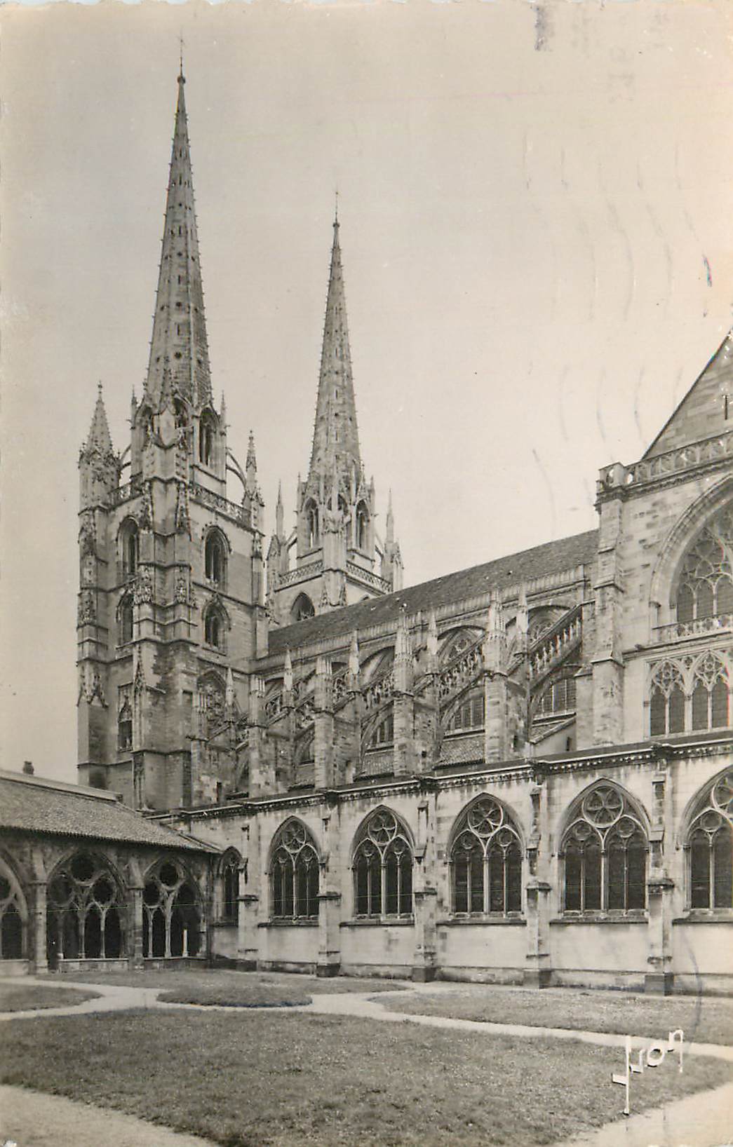 Cathédrale Notre-Dame de Lyon — vue du cloître et des flèches — éditeur Lyon, n° 109