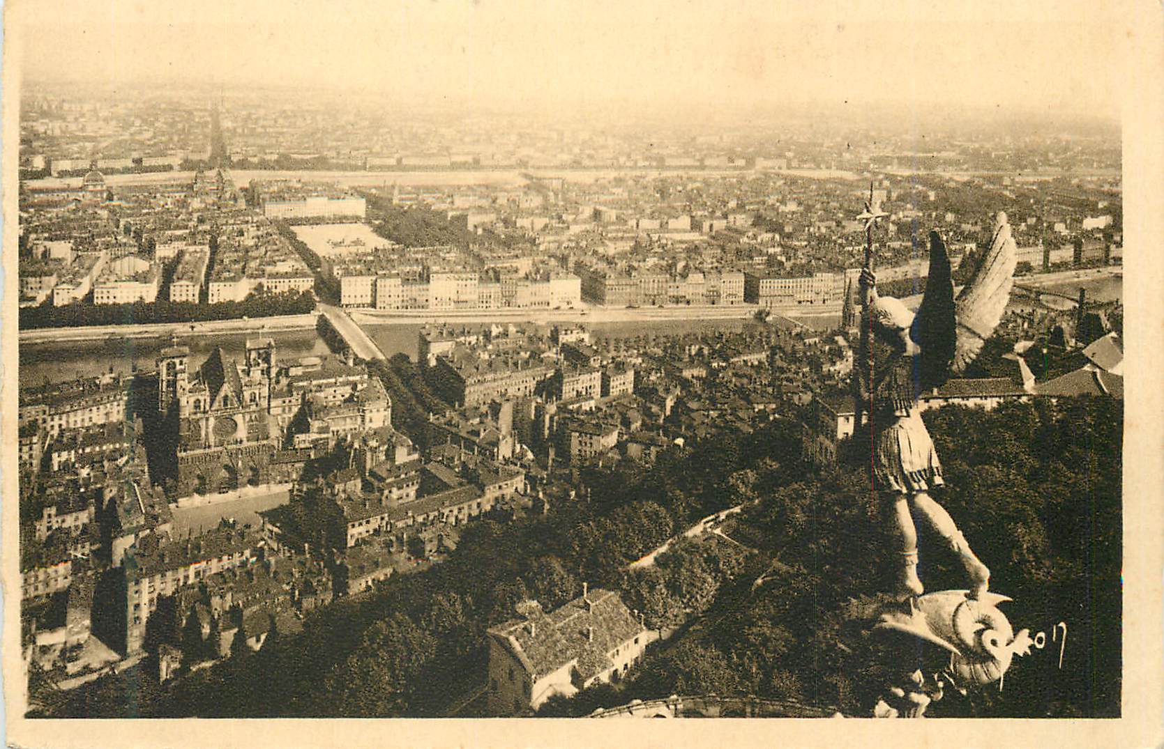 CPA Lyon (Rhone) La Douce France Vue Generale prise de N D de Fourviere