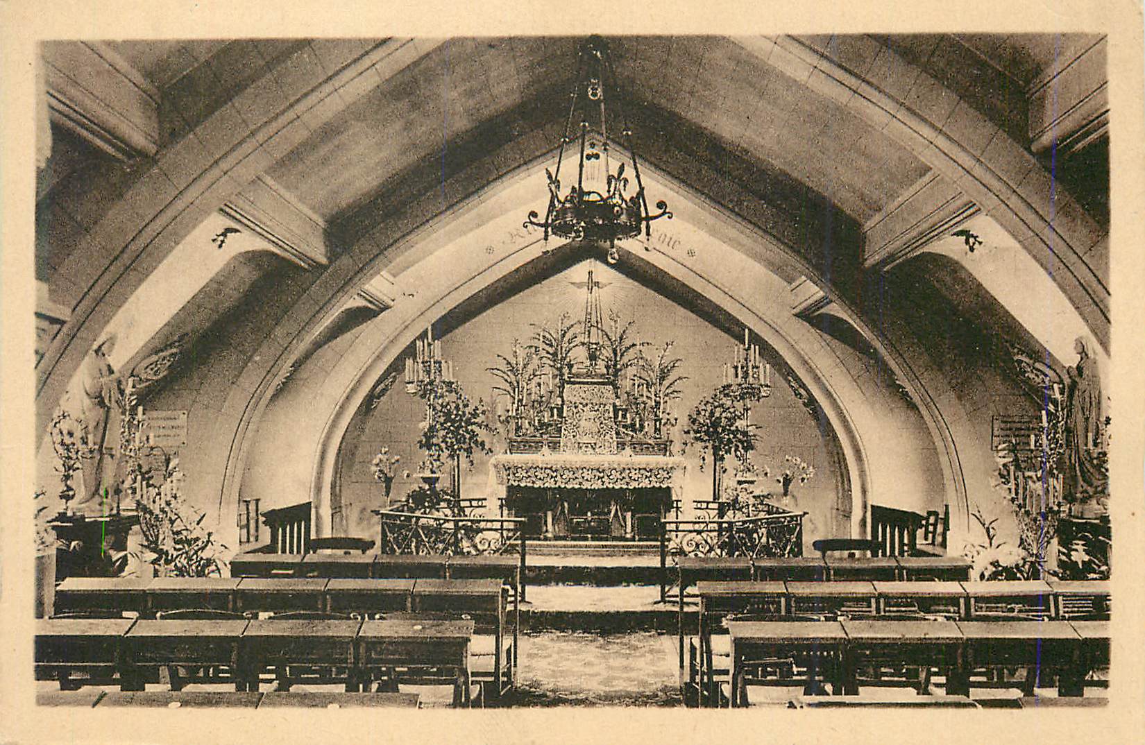 CPA Hopital Ecole de la Societe de Secours aux Blesses Militaires Chapelle