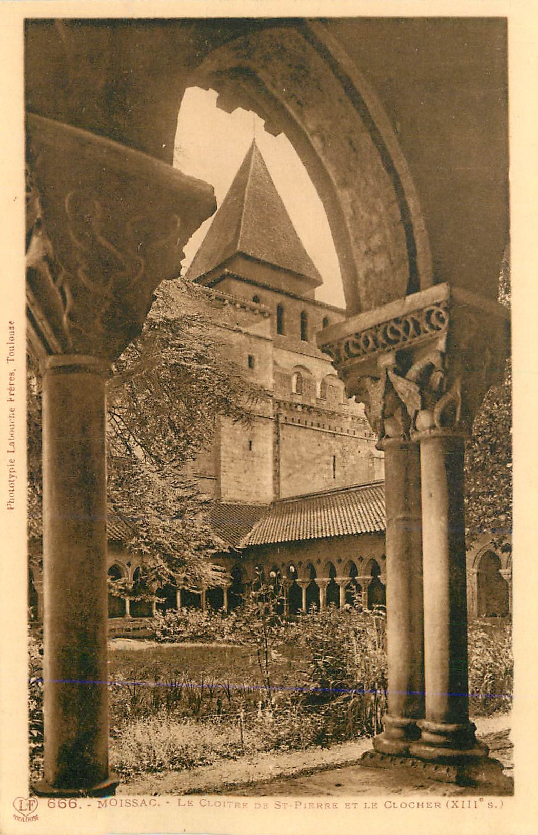 Moissac - Le Cloître de St-Pierre et le Clocher (XIIIe s.) — Phototypie Labeouie Frères, Toulouse