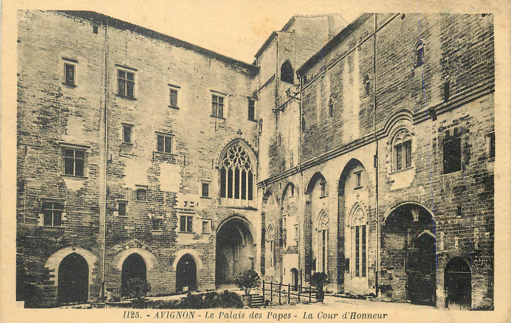 CPA Avignon Palais des Papes La Cour d'Honneur